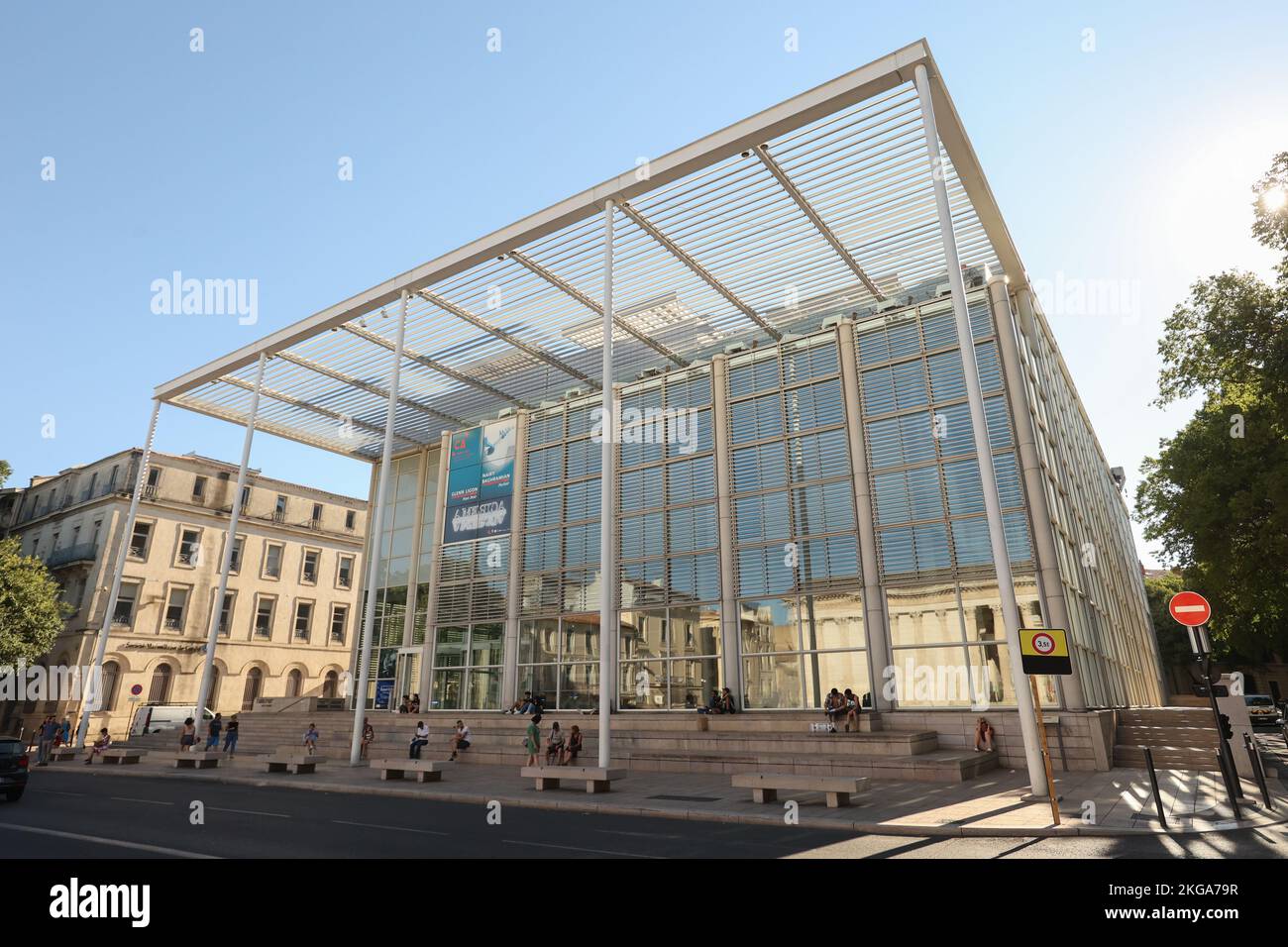 Norman Foster-Gebäude mit einer Sammlung von rund 400 Werken moderner Kunst und einem Restaurant, und Bibliothek Carré D'Art Nimes, öffentliche Bibliothek und Bibliothèque Carré d'Art Nimes, Nimes, Languedoc, Region, populär,Tourist,Lage,mit,vielen,Attraktionen,einschließlich,beeindruckend,Les Arenas,Römisch,Amphitheater,Französisch,Süd-Frankreich,Süd-Frankreich,Sommer,Frankreich,Frankreich,Frankreich,Frankreich,Frankreich,Frankreich,Frankreich Stockfoto