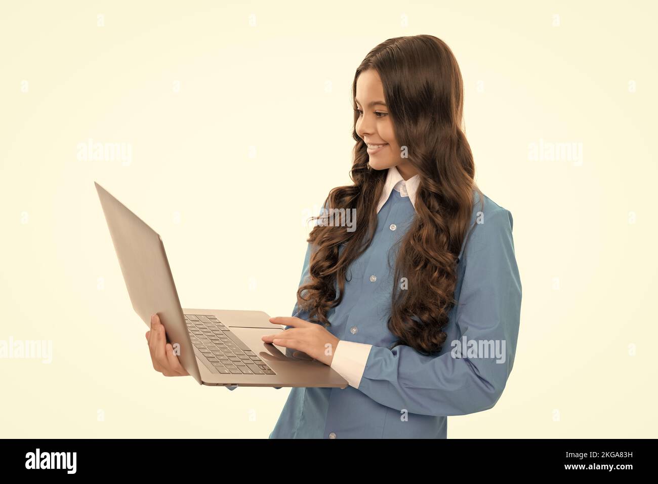 Eingabe Schule Blog auf Computer. Kind auf Video-Lektion. Teen Mädchen verwenden Laptop zum Bloggen. Stockfoto