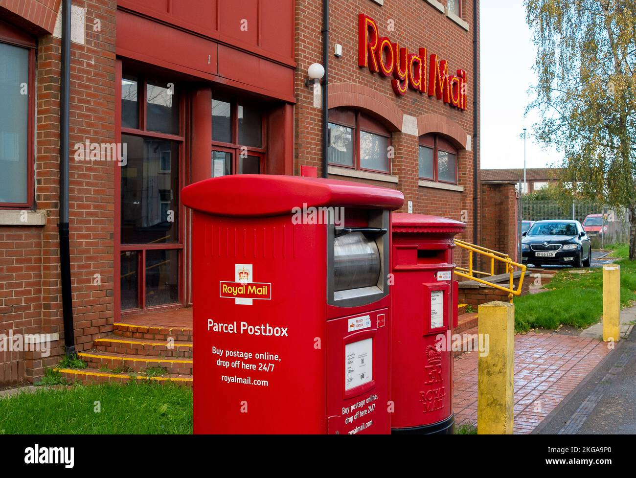 Slough, berkshire, Großbritannien. 22.. November 2022. Der Royal Mail Customer Service Point und das Depot in Slough. Am Donnerstag, dem 24.. November und Freitag, dem 25.. November wird ein nationaler Streik der Royal Mail Workers stattfinden, bei dem es um ihre Bezahlung und ihre Bedingungen geht. Quelle: Maureen McLean/Alamy Live News Stockfoto