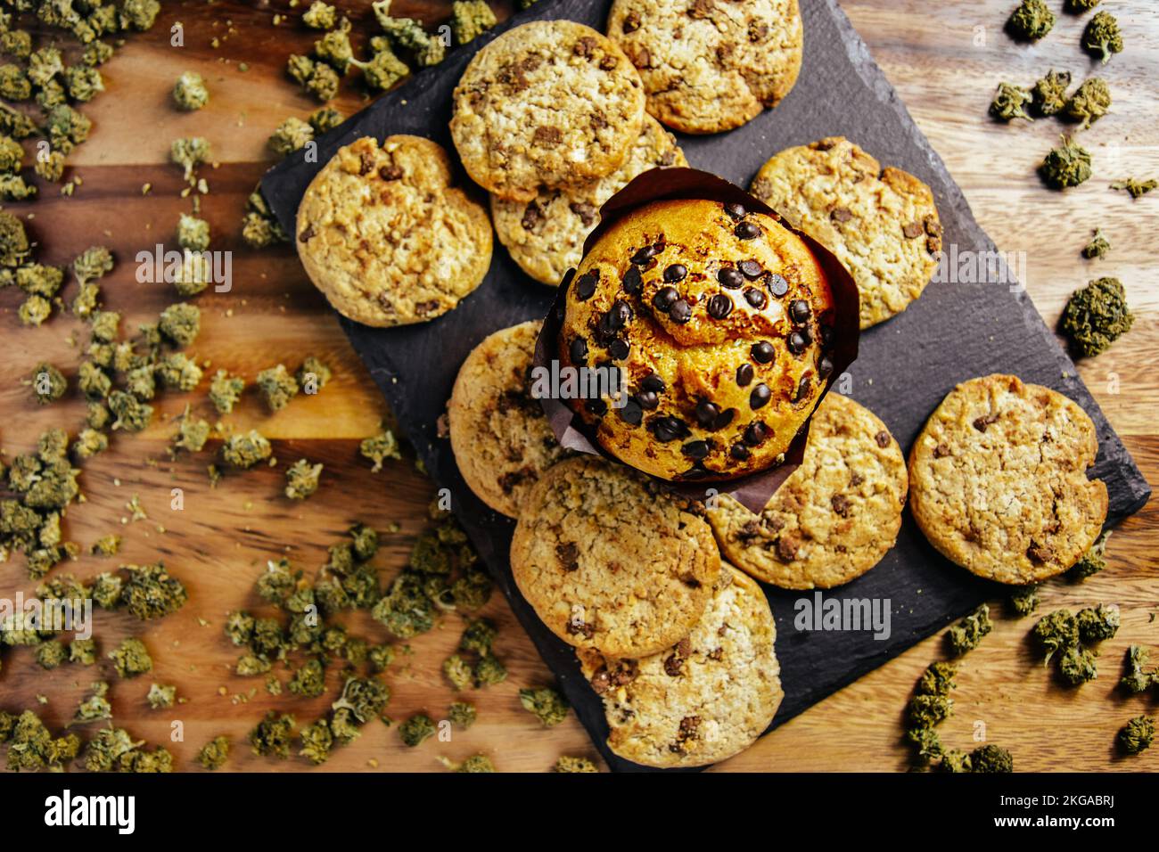 Marihuana-Keks, Dope-Cupcake, cbd-thc-Keks. Marihuana-Knospen. indica und Sativa Stockfoto