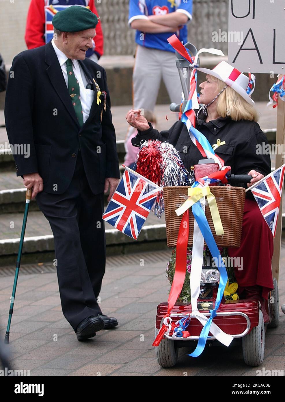 DIE UNTERSTÜTZUNG UNSERER TRUPPEN DURCH MÜTTER MARSCHIERT IN PORTSMOUTH. YVONNE JAROLD, AN DEN ROLLSTUHL GEBUNDEN, CHATTET ZU BEGINN DES MARSCHES MIT DEM 79-JÄHRIGEN NORMANDIE-VETERANEN TONY COLGAN VON MÜTTERN, FAMILIEN UND UNTERSTÜTZERN DER BRITISCHEN TRUPPEN IM IRAK. PIC MIKE WALKER, 2003 Stockfoto