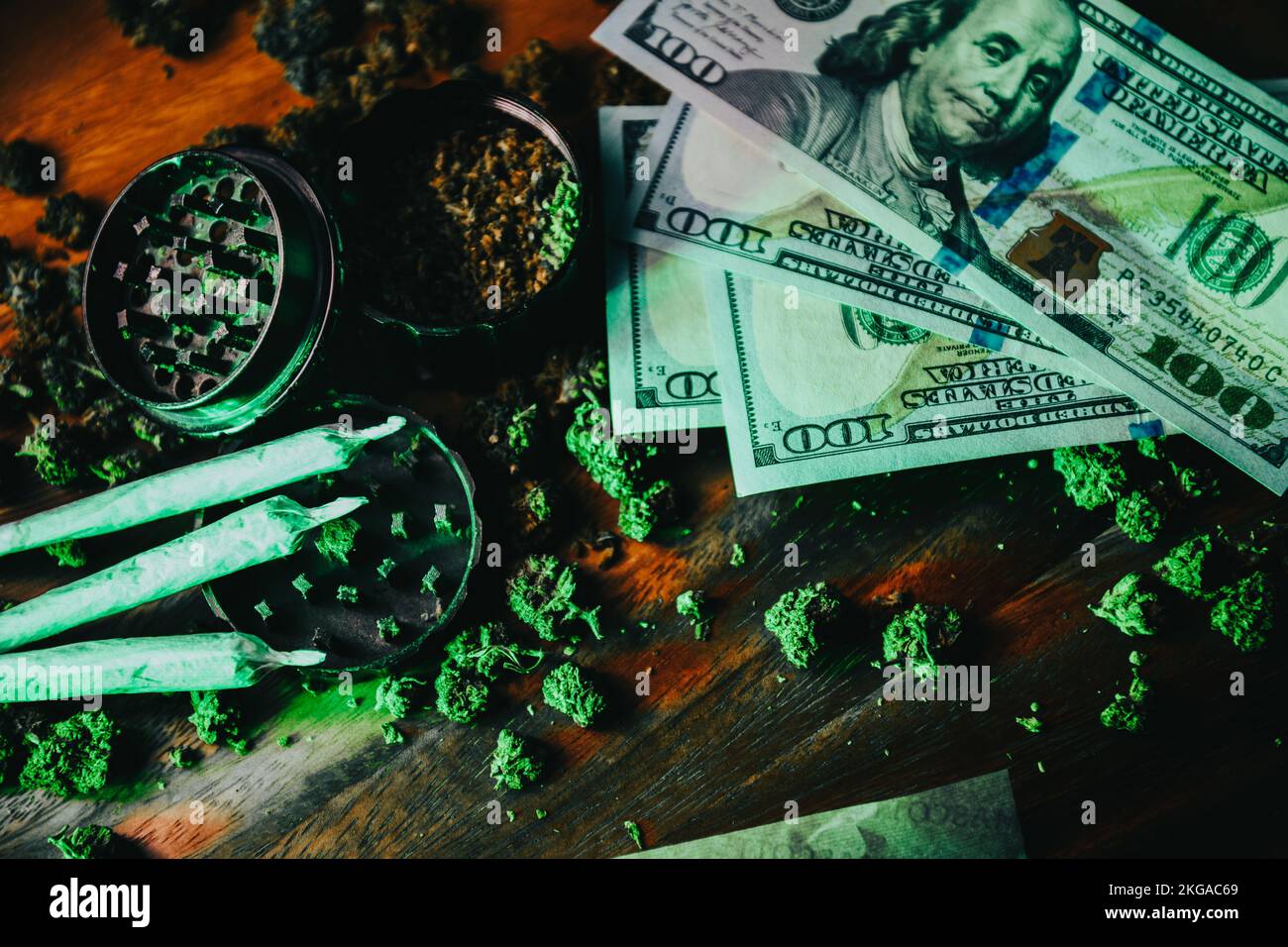 Marihuana-Knospen mit Drogen, cbd und thc. Schleifer und Gelenke. Joint Paper, Zigarettenfilter, Geld. Schmutzige Geschäfte, Dealer-Haus. Drogen und sucht, Stockfoto