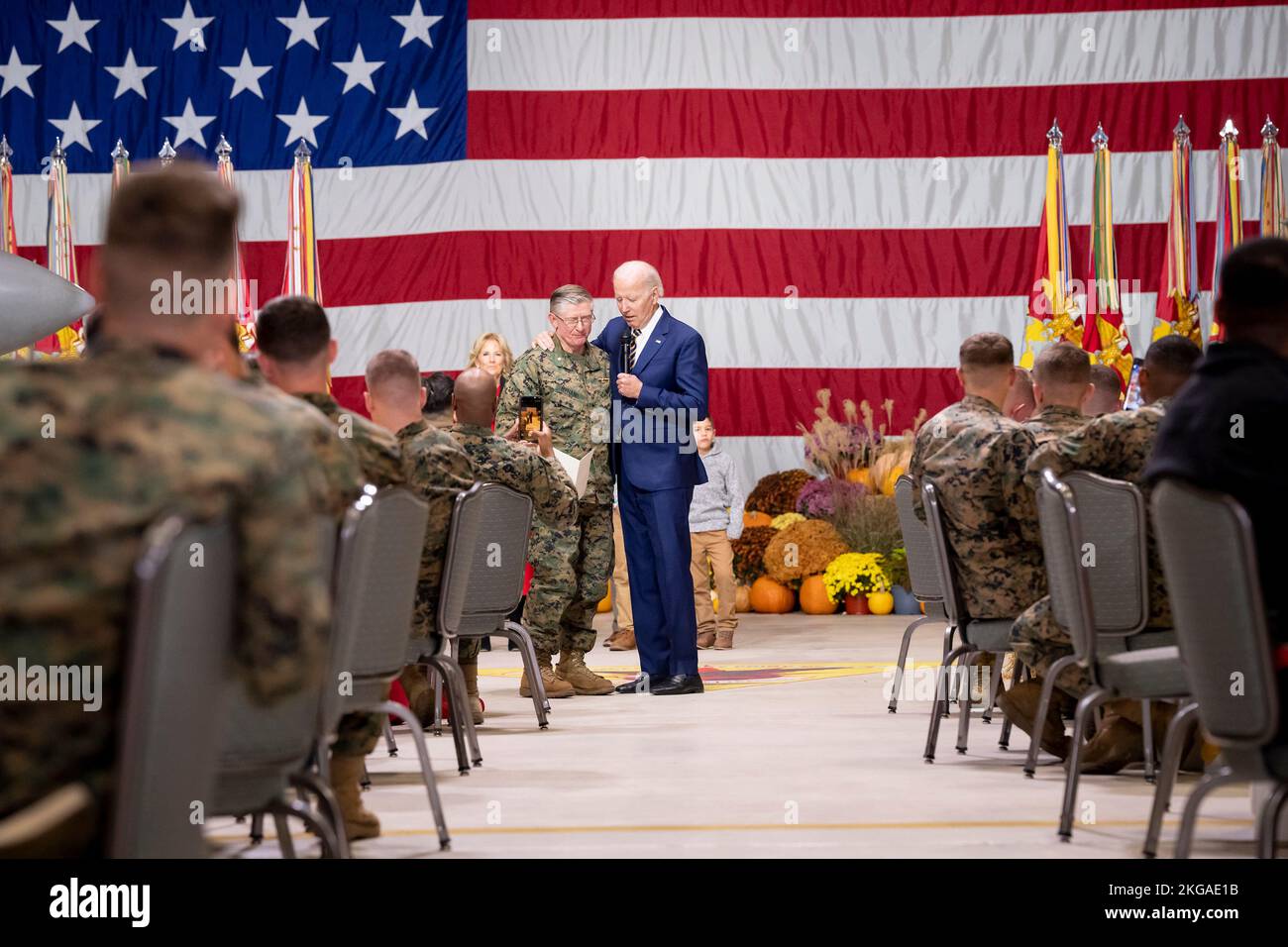 Havelock, Usa. 21.. November 2022. USA Präsident Joe Biden tritt LT. Cmdr. Tommy Myhand, Kaplan mit dem 2. Marine Aircraft Wing in einem Gebet während des traditionellen Thanksgiving Turkey Dinner im MCAS Cherry Point, 21. November 2022 in Havelock, North Carolina. Bild: Adam Schultz/White House Photo/Alamy Live News Stockfoto