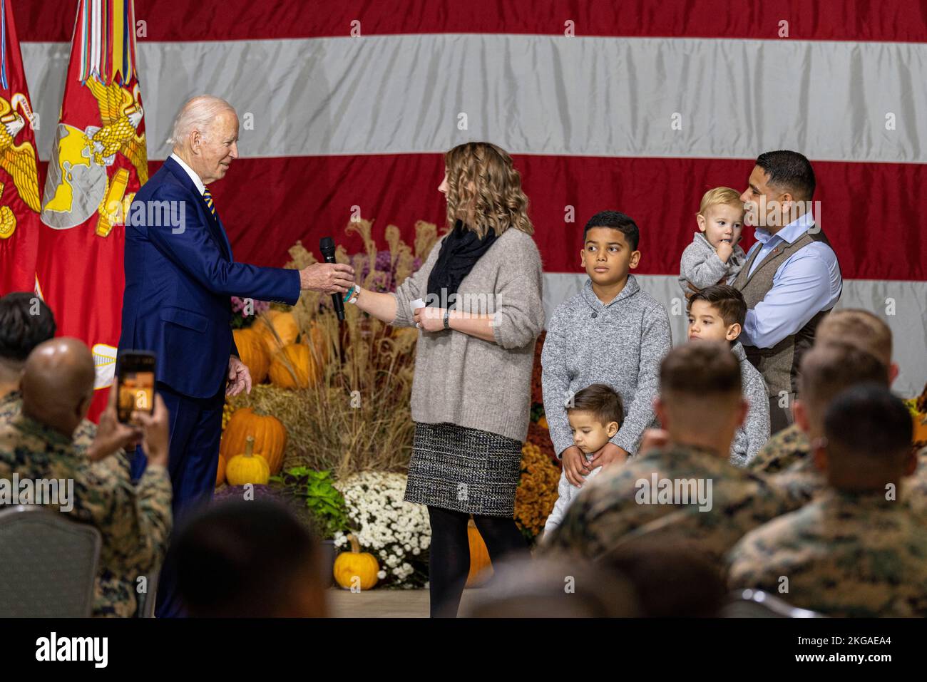 Havelock, Usa. 21.. November 2022. Militärische Ehefrau Jennifer, Ehefrau der USA Marine Corps Gunnery Sgt Anthony Gonzalez stellt Präsident Joe Biden während des traditionellen Thanksgiving Turkey Dinner im MCAS Cherry Point am 21. November 2022 in Havelock, North Carolina, vor. Kredit: LCpl Matthew Williams/USMC Foto/Alamy Live Nachrichten Stockfoto
