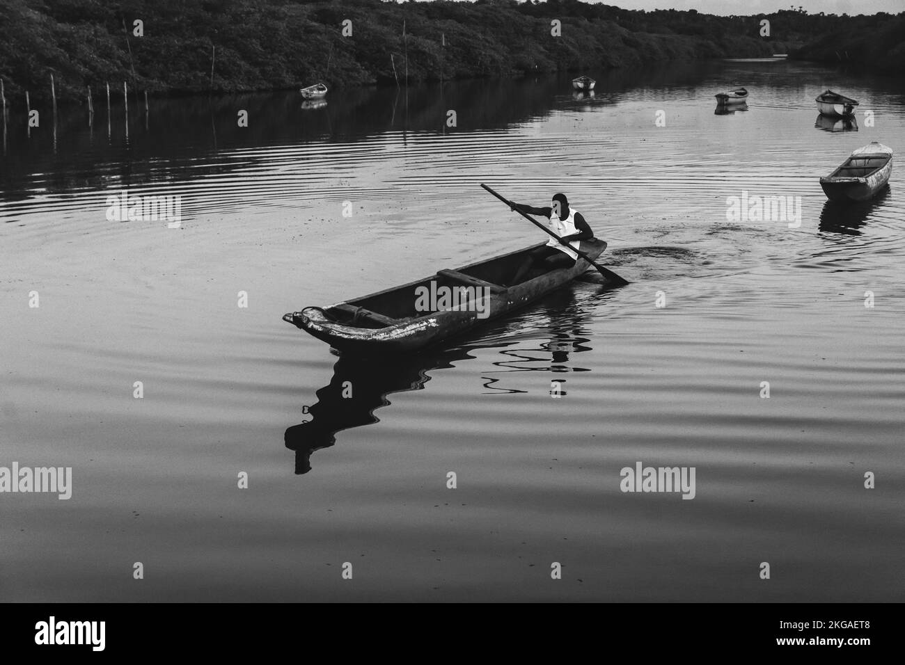 Aratuipe, Bahia, Brasilien - 31. August 2018: Schwarzweißfoto eines Fischers, der mit dem Kanu auf dem Jaguaripe River, Stadt Aratuipe, paddelt Stockfoto