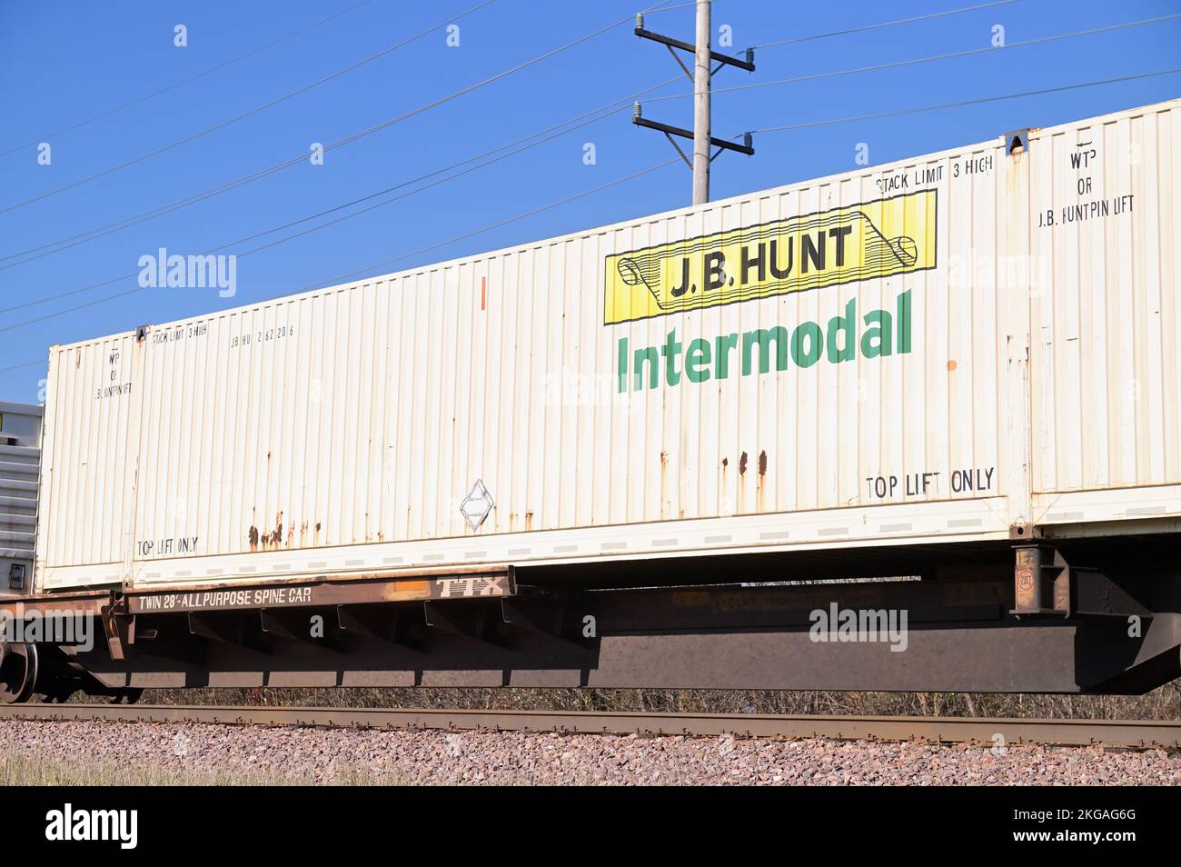 Genf, Illinois, USA. Ein intermodaler Güterzug, der durch die Vororte von Chicago fährt. Stockfoto