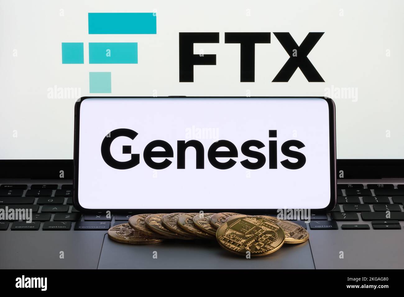 FTX- und Genesis-Konzept. Genesis Trading Crypto Firmenlogo auf einem Smartphone-Bildschirm, heruntergefallener Stapel Bitcoins und FTX Logo auf dem Bildschirm sehen Sie Stockfoto