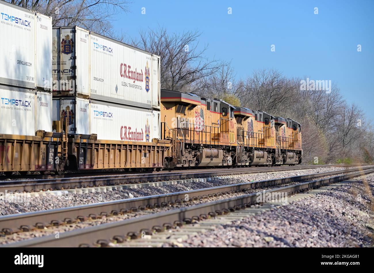 La Fox, Illinois, USA. Drei Lokomotiven der Union Pacific Railroad führen einen intermodalen Güterzug durch den Nordosten von Illinois, der nach Chicago fährt. Stockfoto