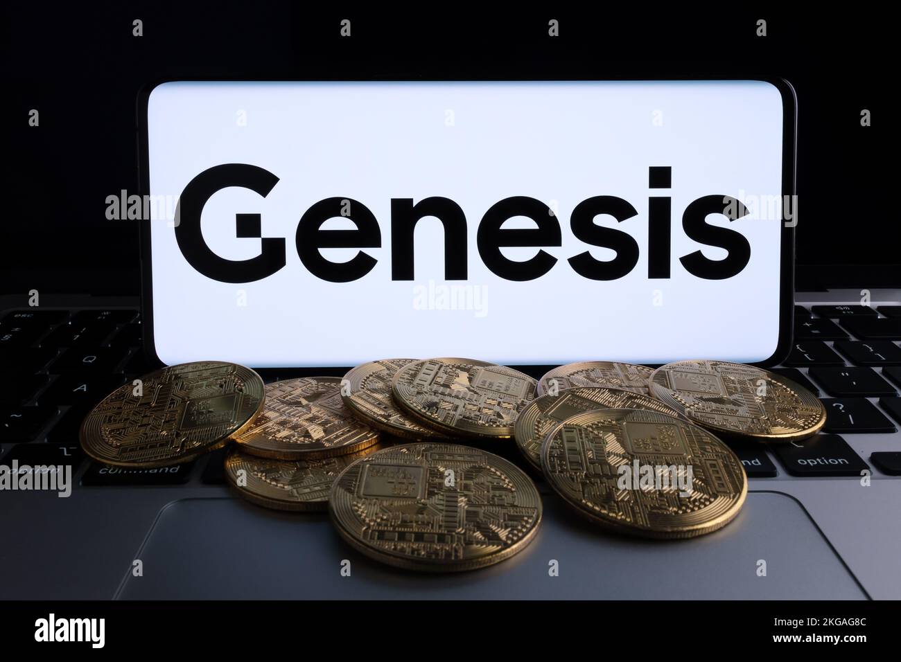 Logo des Unternehmens Genesis Global Trading Crypto auf dem Bildschirm eines Smartphones mit Bitcoin-Token. Kryptokreditgeber im Besitz der Digital Currency Group. Stafford, Stockfoto