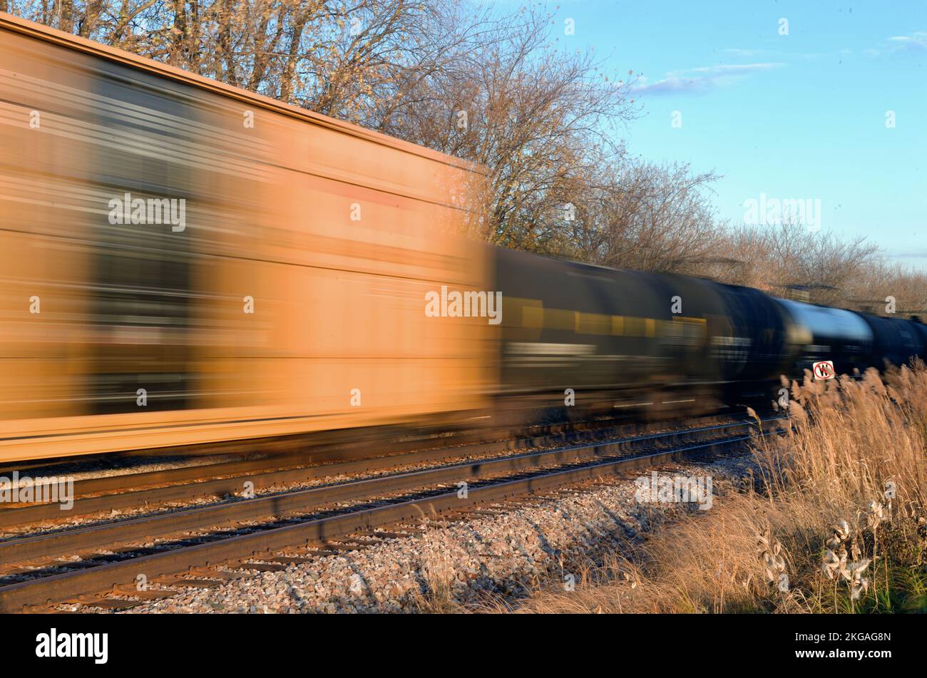 Bartlett, Illinois, USA. Ein Güterzug, der durch seine Bewegung verschwommen ist und durch den Nordosten von Illinois fährt. Stockfoto