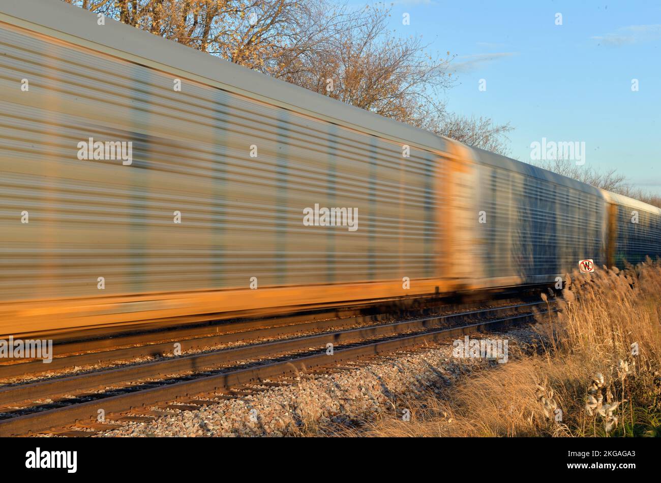 Bartlett, Illinois, USA. Ein Güterzug, der durch seine Bewegung verschwommen ist und durch den Nordosten von Illinois fährt. Stockfoto