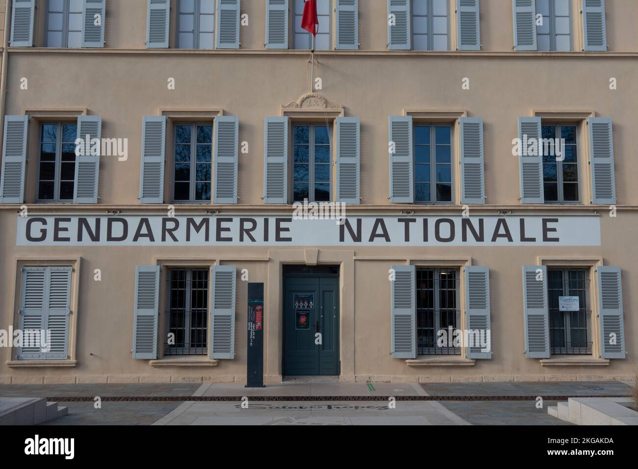 Die berühmte „Gendarmerie“ (Polizeistation) von Saint-Tropez, die in den Louis de Funes-Filmen „Le Gendarme de Saint-Tropez“ zu sehen ist. Stockfoto