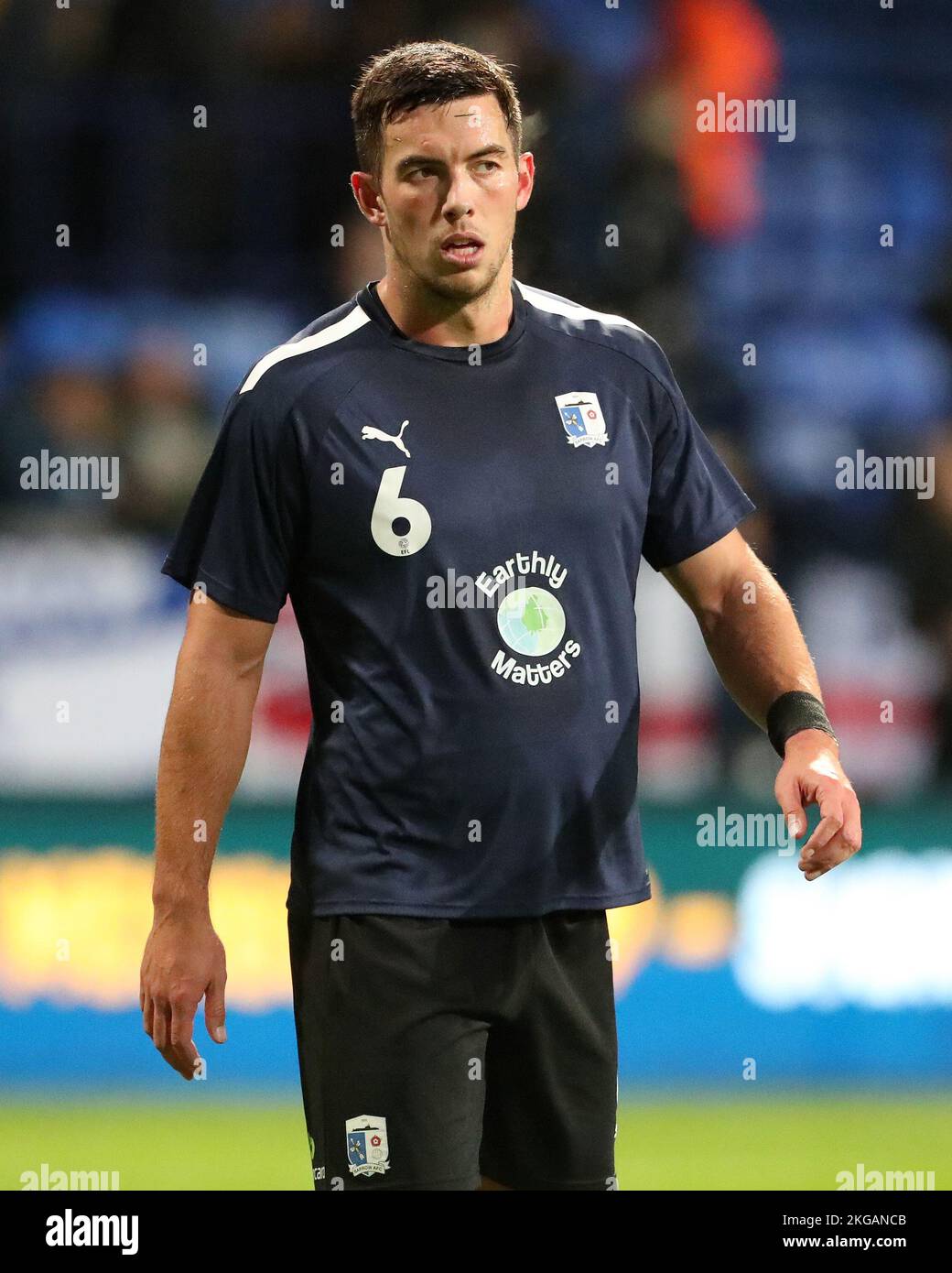 Niall Canavan von Barrow während des EFL-Trophäenspiels 32 zwischen Bolton Wanderers und Barrow im University of Bolton Stadium am Dienstag, den 22.. November 2022 in Bolton, England. (Foto von: Mark Fletcher | MI News) Guthaben: MI News & Sport /Alamy Live News Stockfoto