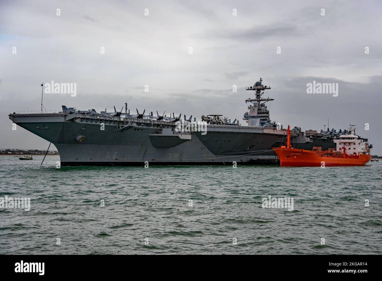 Der US-Flugzeugträger USS Gerald R Ford (CVN 78) am 16.. November 2022 vor Anker in Solent, Vereinigtes Königreich. Stockfoto