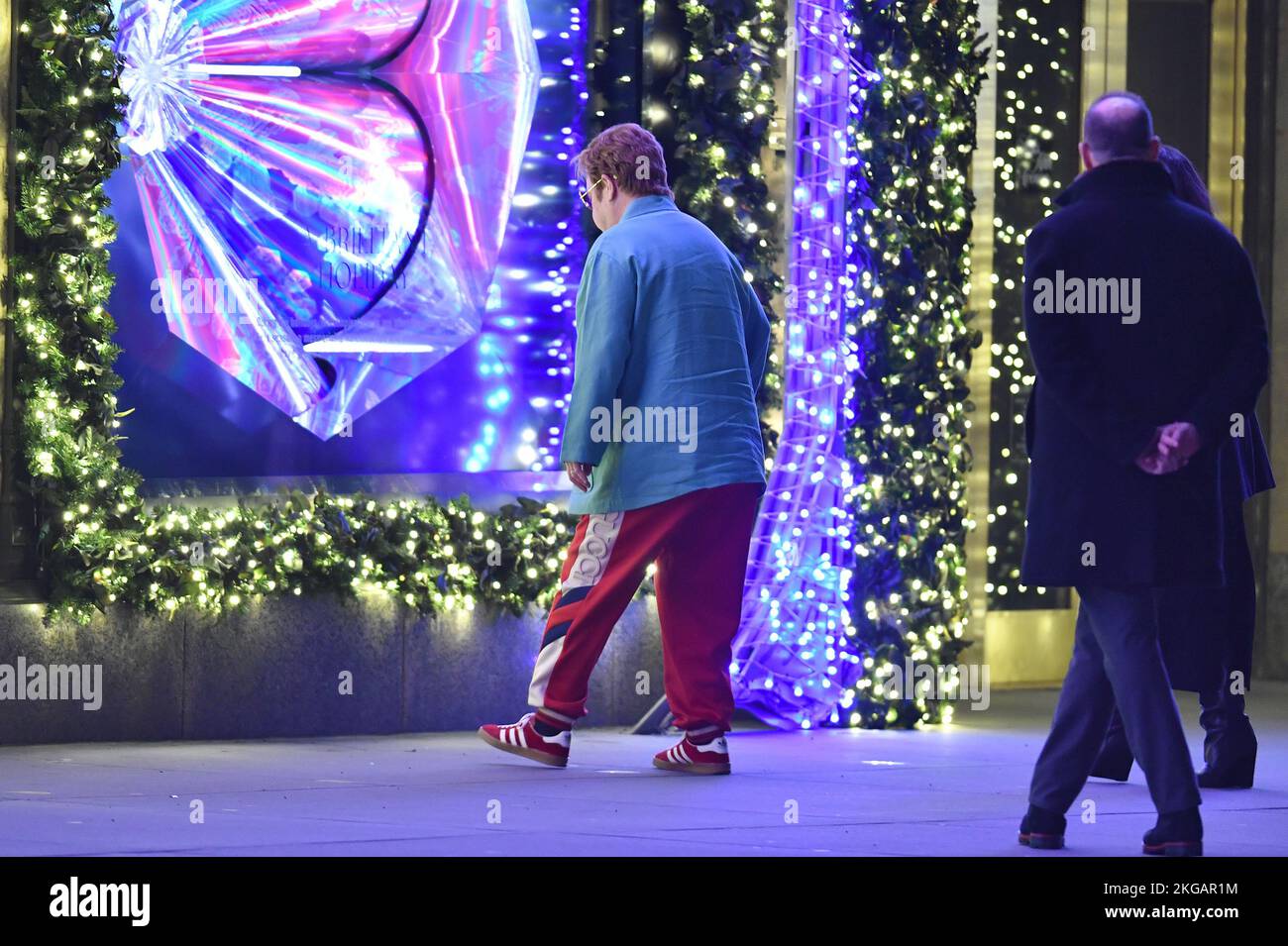 New York, USA. 22.. November 2022. Sir Elton John bereitet sich darauf vor, vor dem Kaufhaus Saks Fifth Avenue zu posieren, während der Weihnachtsfeiertage in New York, NY, am 22. November 2022. (Foto: Anthony Behar/Sipa USA) Guthaben: SIPA USA/Alamy Live News Stockfoto