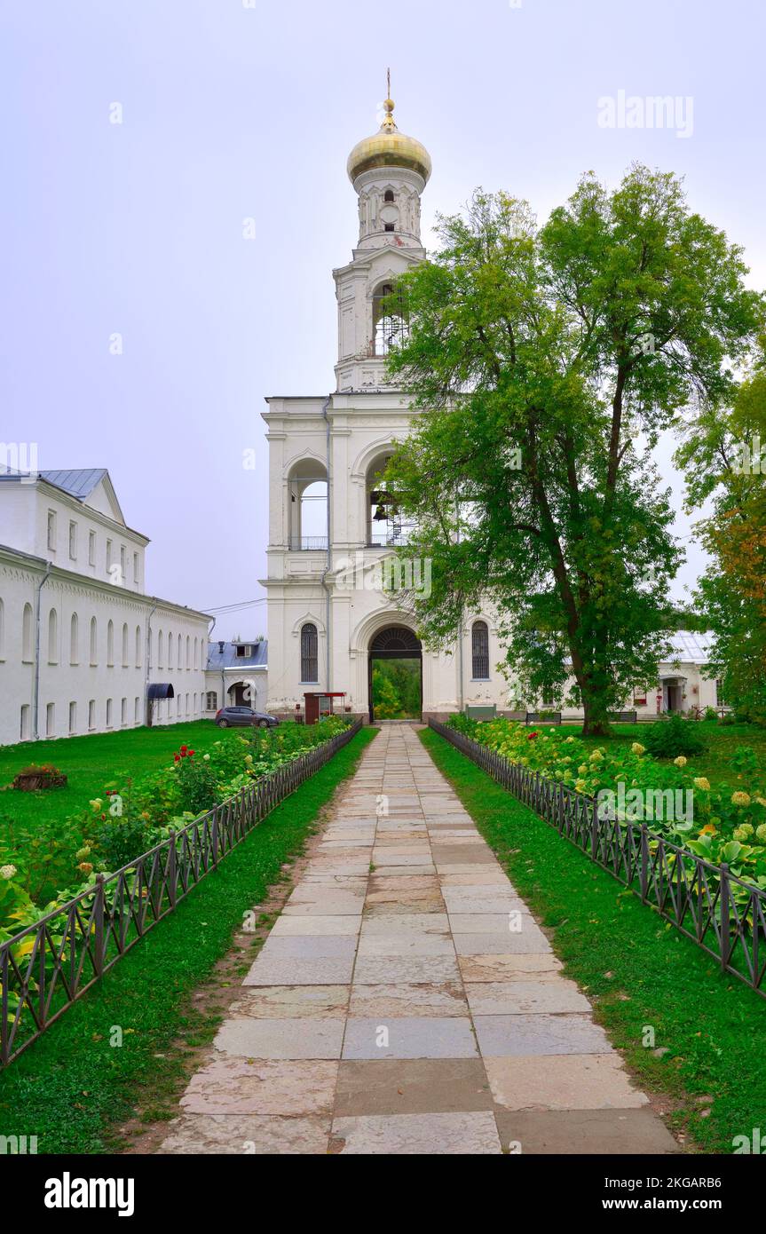 Kloster Juriew von Veliky Novgorod. Der Weg zum hohen Glockenturm des 19. Jahrhunderts. Russland, 2022 Stockfoto