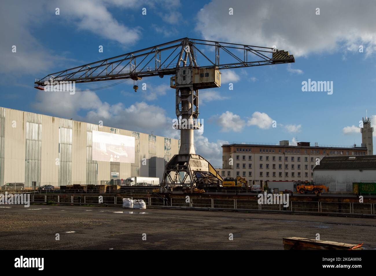 Handhabungskräne sind in den Chantiers de l'Atlantique in Saint-Nazaire (Frankreich) zu sehen. Die Atlantikwerften in Saint-Nazaire (Frankreich) bauen ein neues Kreuzfahrtschiff für das italienisch-schweizerische Unternehmen MSC, das mit nachhaltigen Technologien ausgestattet ist. Dieses Schiff mit dem Namen MSC EURIBIA wird mit LNG betrieben, ohne Schwefeloxide (SOX) zu emittieren, und reduziert Stickoxide (NOx) um 85 %. Feinstaub wird nicht freigesetzt, und die Treibhausgasemissionen werden um 20 % gesenkt. Kreuzfahrtschiffe werden in den Häfen, in denen sie anlegen, zunehmend wegen ihrer Verschmutzung kritisiert. Stockfoto