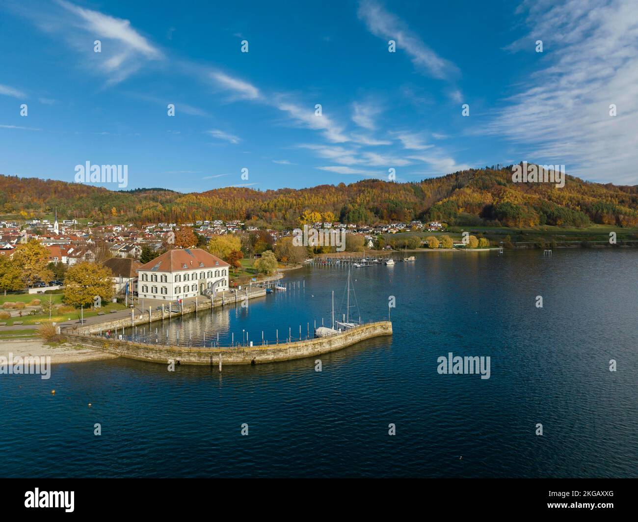 Blick über den Bodensee, den Überlingen-See und die Gemeinde Bodman-Ludwigshafen mit Hafen und Zollhaus, Hegau, Constance, Baden- Stockfoto