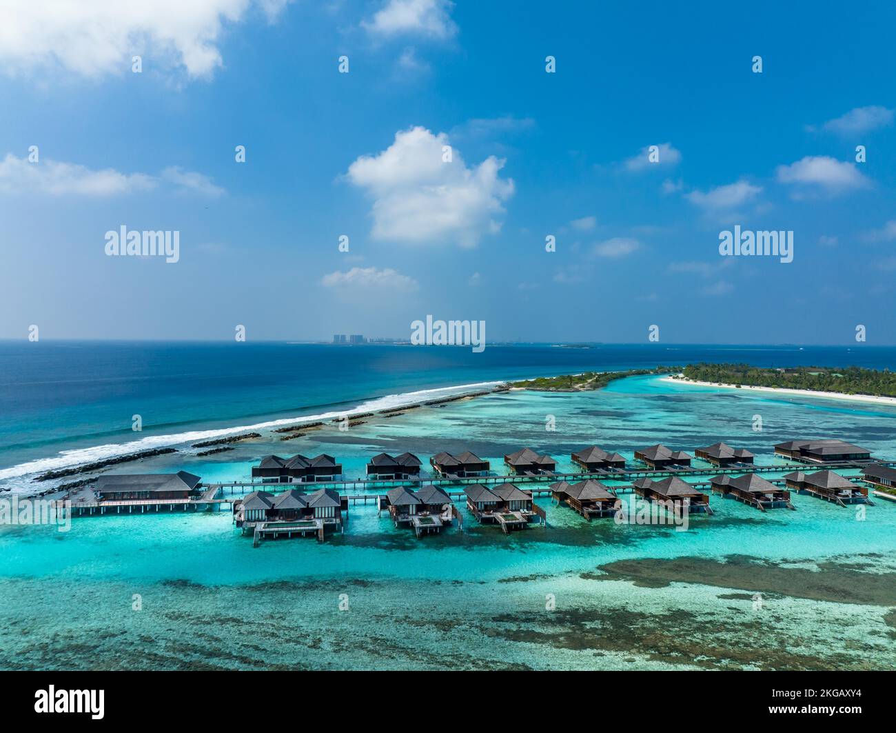 Luftaufnahme, Paradise Island mit Wasser Bungalows, Indischer Ozean, Lankanfushi, North Malé Atoll, Malediven, Asien Stockfoto