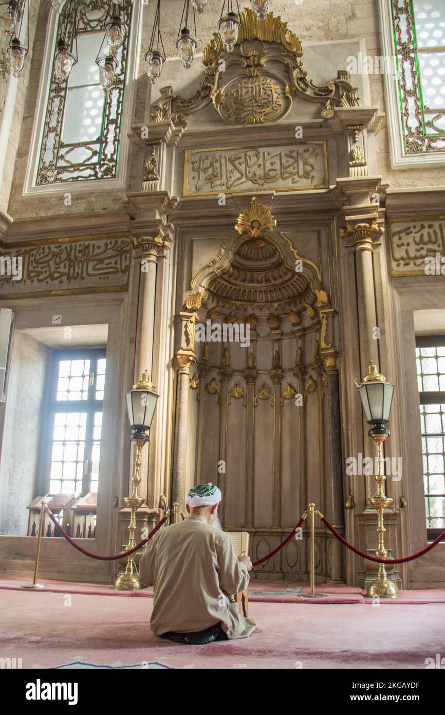 Alter Mann lesen Quran in einer Moschee auf dem Display Stockfoto