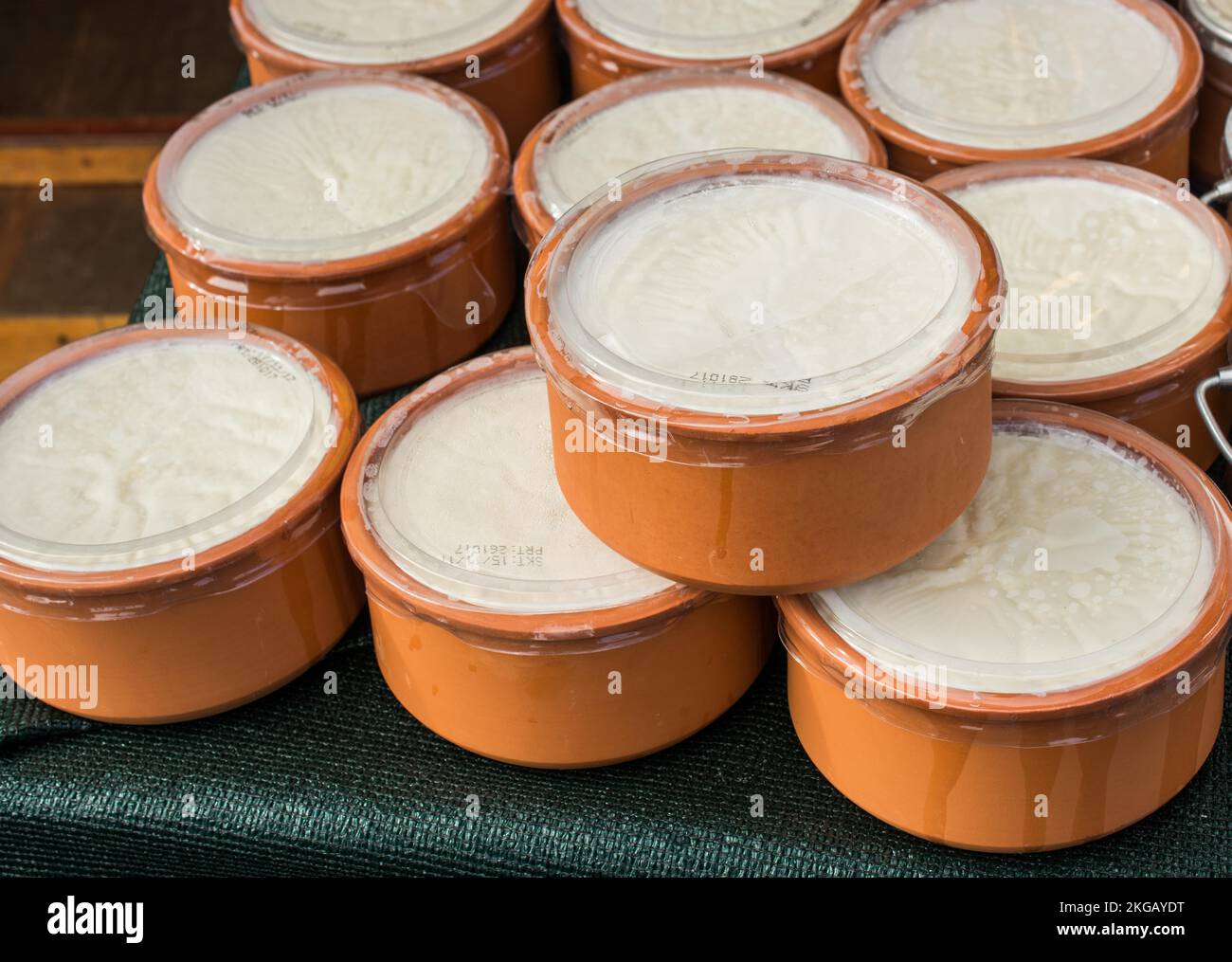 Kaymak, cremige Milch und Milchprodukten wie Sahne, aus Milch, in Tontöpfen Stockfoto
