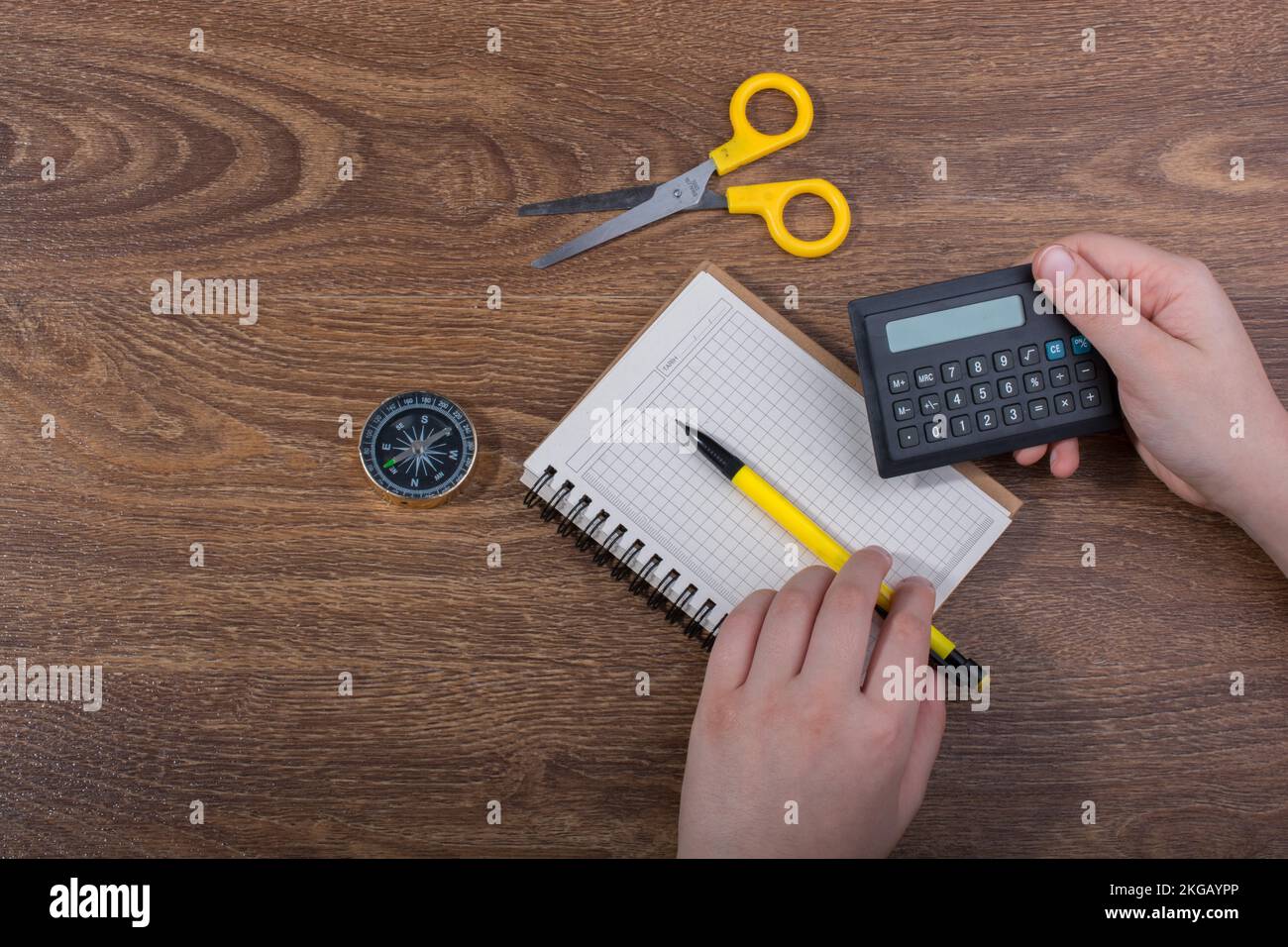 Handschrift in einem weißen Notizbuch auf braunem Hintergrund Stockfoto