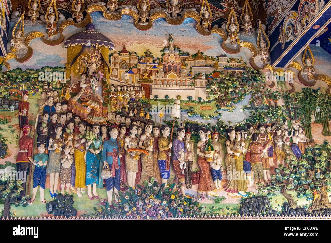 BANGKOK, THAILAND, Okt 30 2022, Innenraum eines buddhistischen Tempels mit Figurendekoration an der Wand, Wat Pariwat Bangkok, Thailand Stockfoto