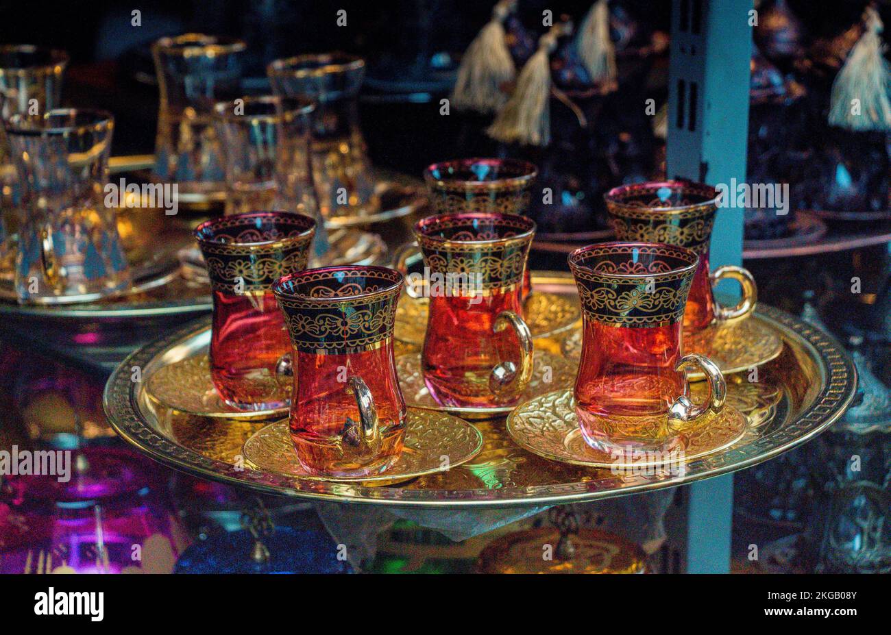 Leere, authentische türkische Teeglasbecher sind zu sehen Stockfoto