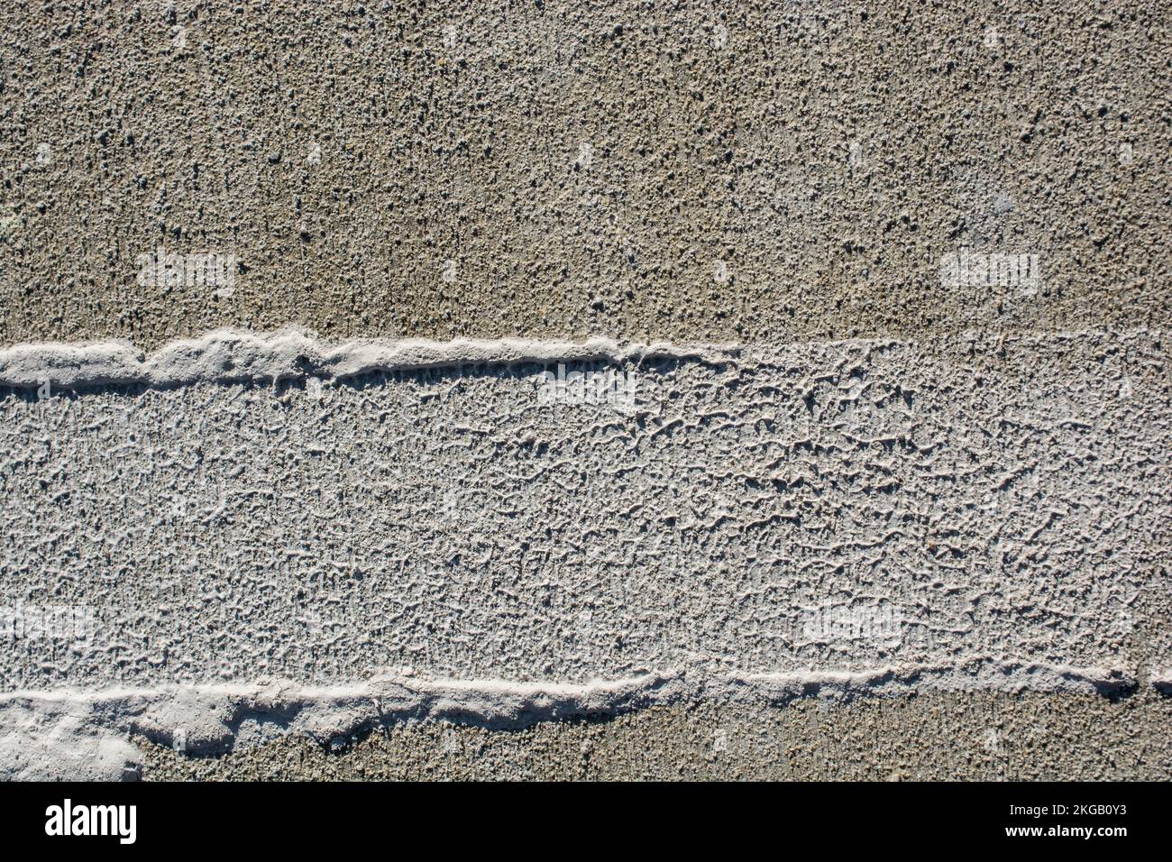 Reifenspuren auf Beton als abstrakte Grunge-Textur Stockfoto