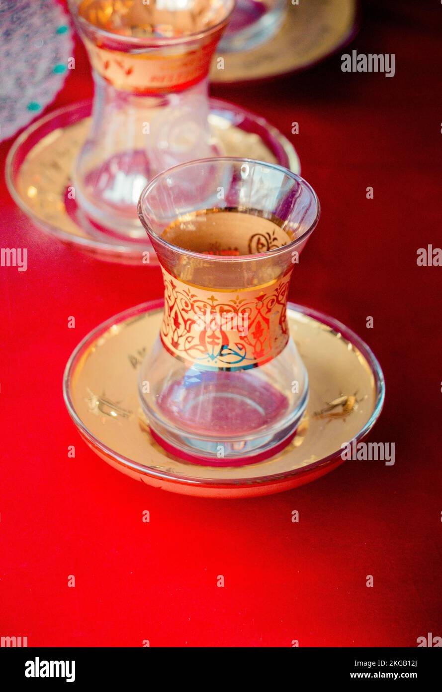 Leere, authentische türkische Teeglasbecher sind zu sehen Stockfoto
