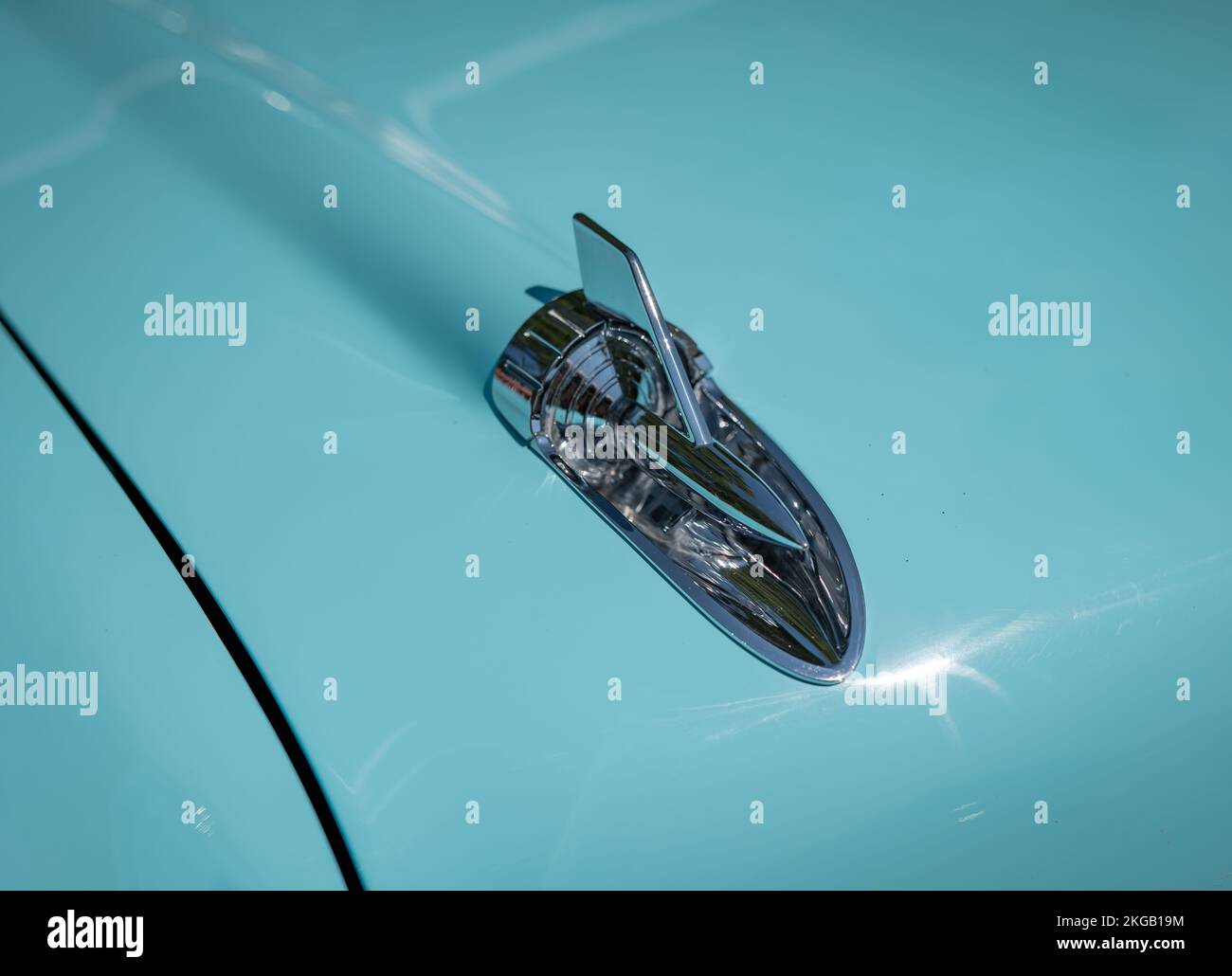 NISSWA, Minnesota – 30. JULI 2022: Hood Rakete auf einem restaurierten klassischen Chevrolet Bel Air-Automobil aus dem Jahr 1957, Nahaufnahme. Ein legendäres Merkmal des Chevy 57. Stockfoto