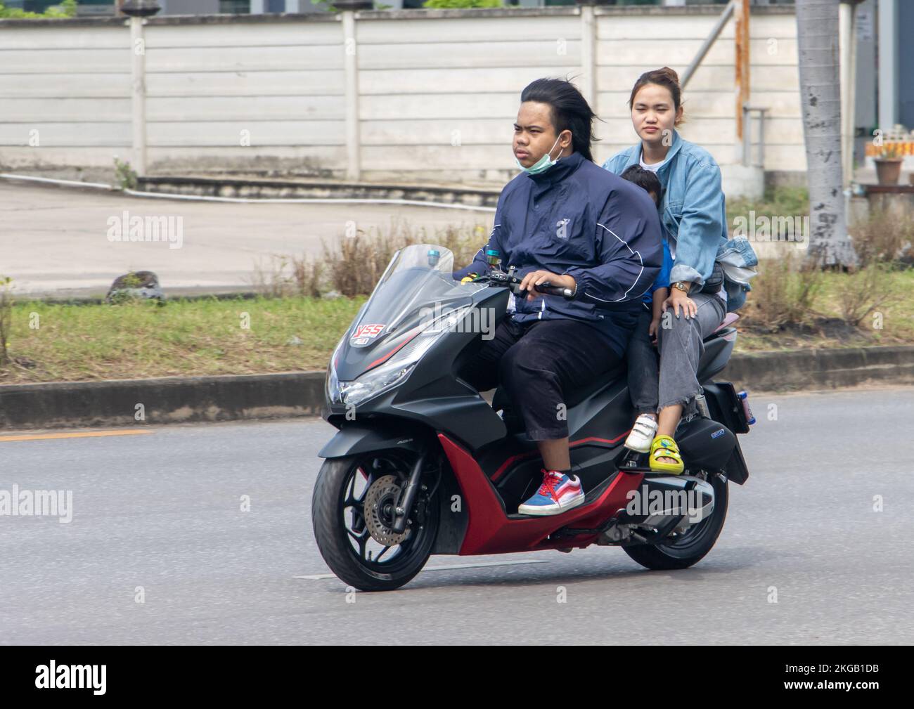 RATCHABURI, THAILAND, NOVEMBER 16 2022, das Paar fährt auf dem Motorrad auf der Straße. Stockfoto