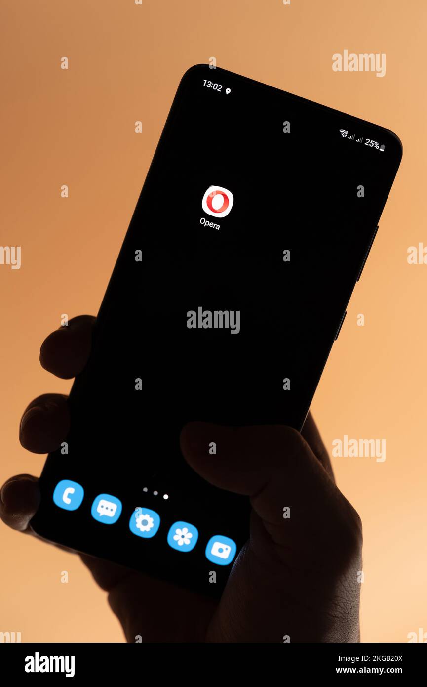 New york, USA - 4. November 2022: Oper-App auf Smartphone öffnen, in der Hand gehalten, isoliert auf braunem Hintergrund Stockfoto