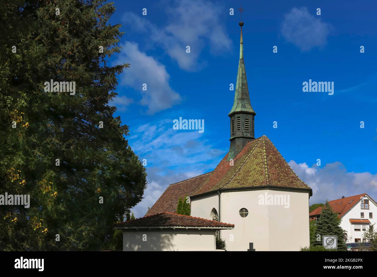 Friedhofskapelle der Himmelfahrt der Jungfrau Maria, Sakralgebäude, christliche Architektur, Glockenturm, Kreuz, Verkehrsschild am rechten Ende der Stockfoto