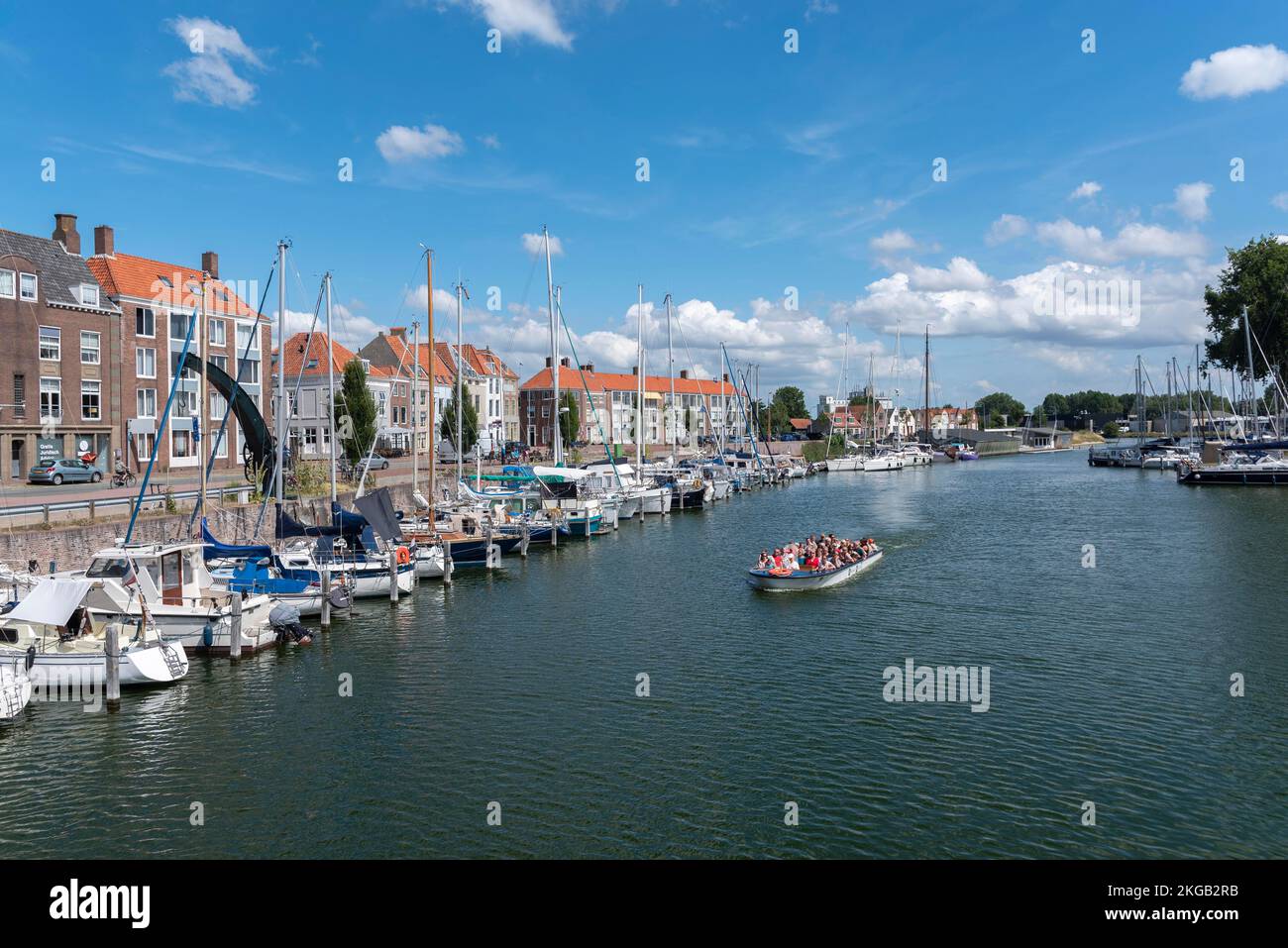 Tourboot und Yachthafen in Rotterdamsekaai, Middelburg, Zeeland, Niederlande Stockfoto