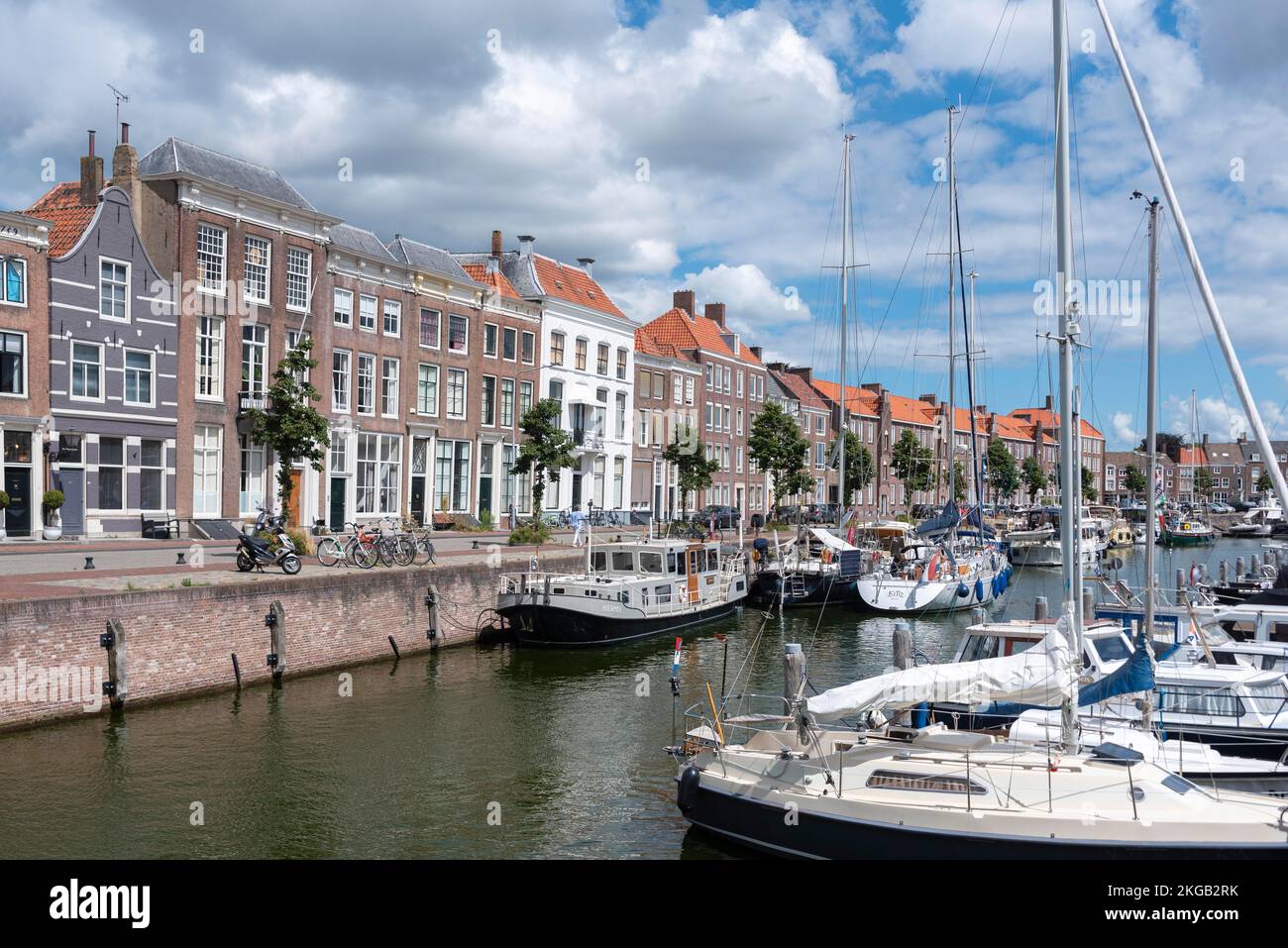 Stadtbild mit Yachthafen in Rouaansekaai, Middelburg, Zeeland, Niederlande Stockfoto
