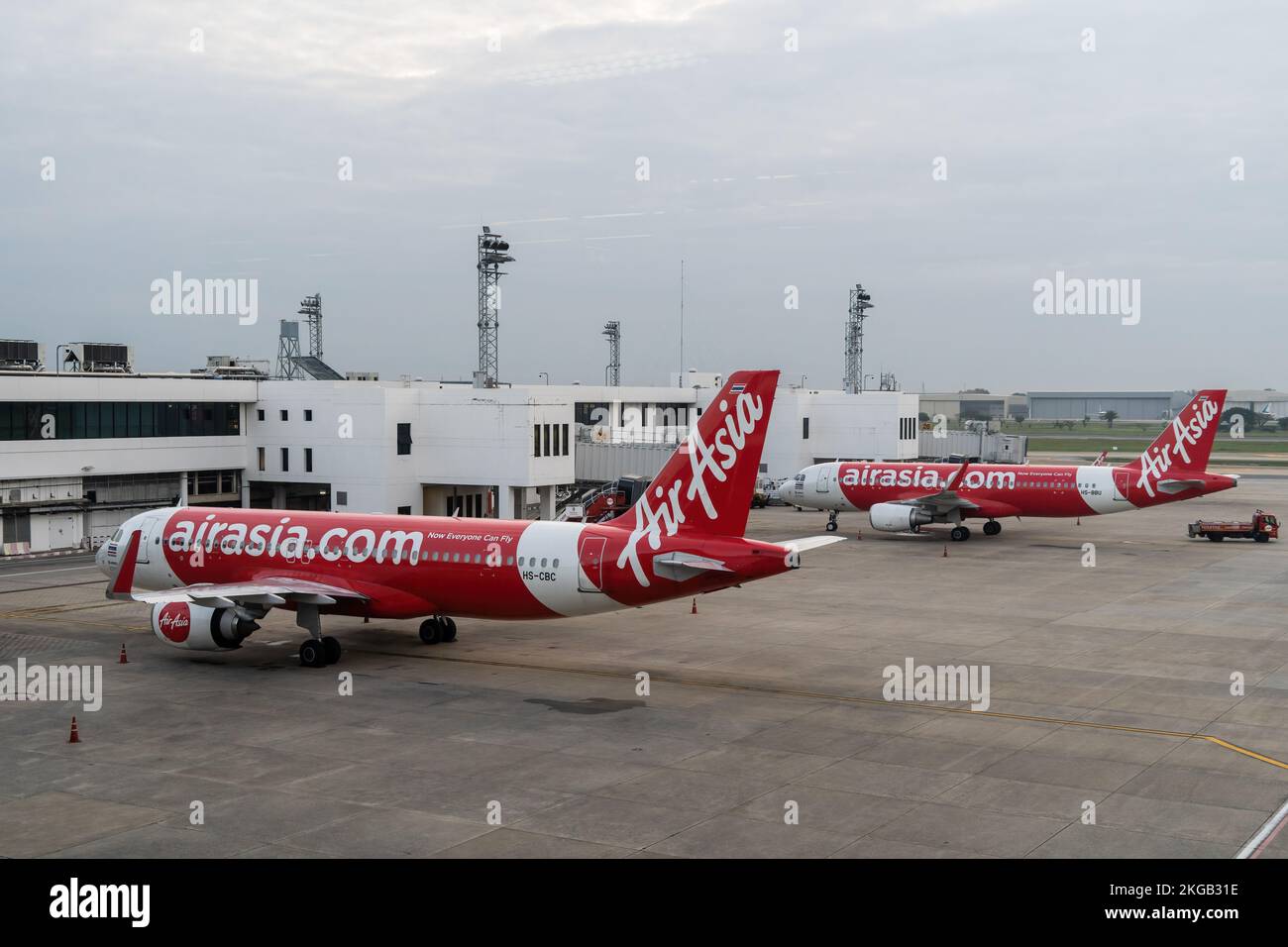 Bangkok, Thailand. 23.. November 2022. Thai AirAsia (FD) kommerzielle Passagierflugzeuge des Typs Airbus A320-200 werden am internationalen Abflugterminal am Don Mueang International Airport (DMK) in Bangkok geparkt. Die internationale Reise in Thailand nimmt wieder zu, da ausländische Touristen schnell auf das Niveau vor der Pandemie ankommen, was erheblich zur Erholung der tourismusabhängigen Wirtschaft beiträgt. Kredit: SOPA Images Limited/Alamy Live News Stockfoto