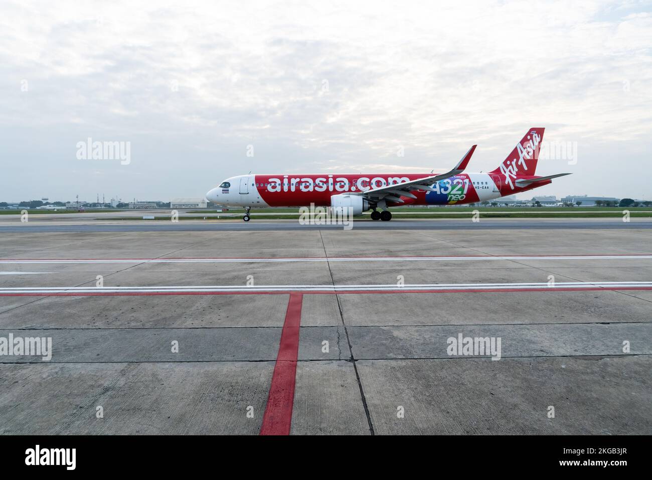 Ein Thai AirAsia (FD) Airbus A320-200 kommerzielles Passagierflugzeug Taxi auf der Landebahn nach der Landung am Don Mueang International Airport (DMK) in Bangkok. Die internationale Reise in Thailand nimmt wieder zu, da ausländische Touristen schnell auf das Niveau vor der Pandemie ankommen, was erheblich zur Erholung der tourismusabhängigen Wirtschaft beiträgt. (Foto: Matt Hunt / SOPA Images/Sipa USA) Stockfoto
