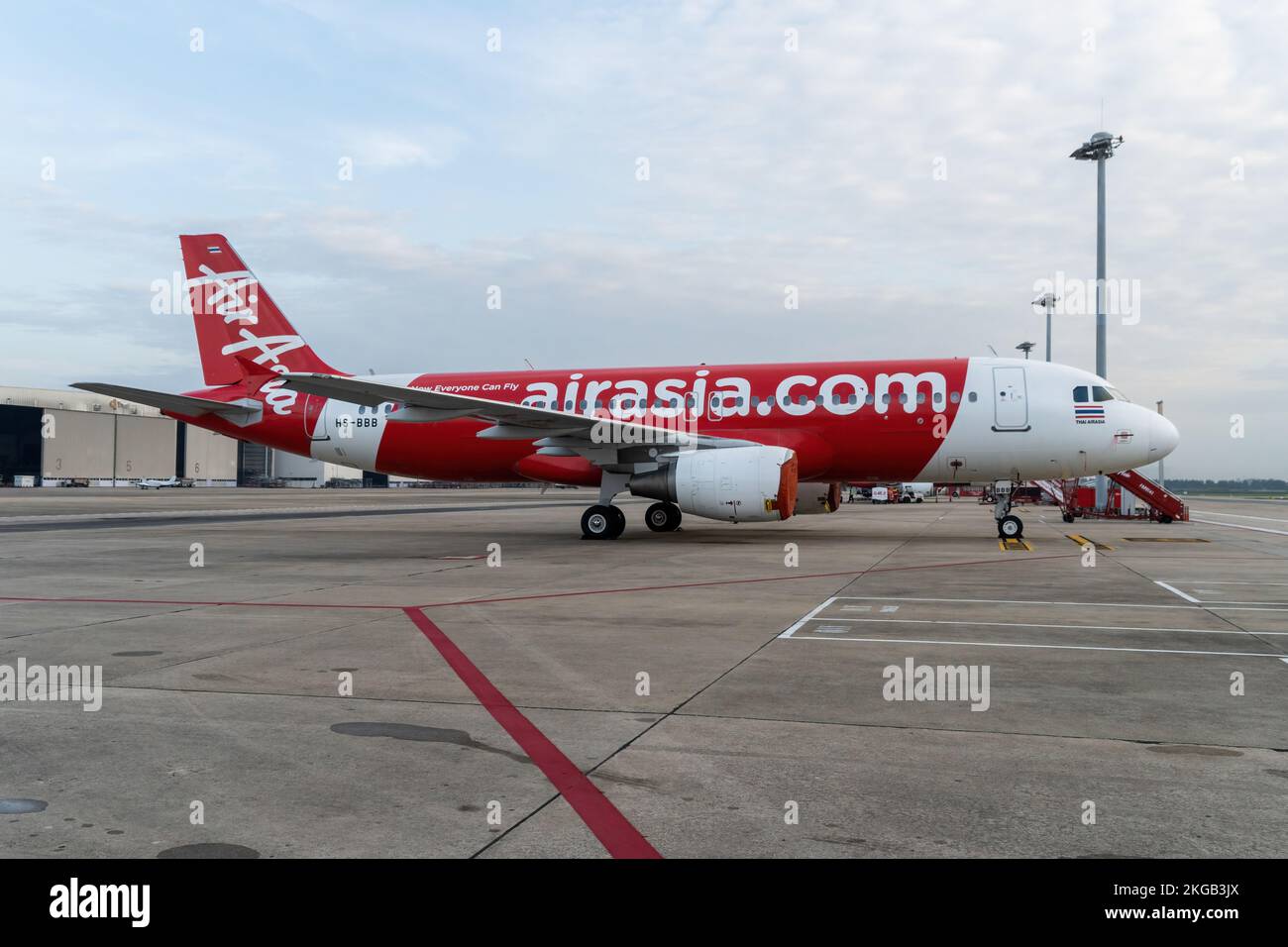 Bangkok, Thailand. 23.. November 2022. Am Don Mueang International Airport (DMK) in Bangkok wird ein gewerbliches Passagierflugzeug des Typs Airbus A320-200 gesehen. Die internationale Reise in Thailand nimmt wieder zu, da ausländische Touristen schnell auf das Niveau vor der Pandemie ankommen, was erheblich zur Erholung der tourismusabhängigen Wirtschaft beiträgt. (Foto: Matt Hunt/SOPA Images/Sipa USA) Guthaben: SIPA USA/Alamy Live News Stockfoto