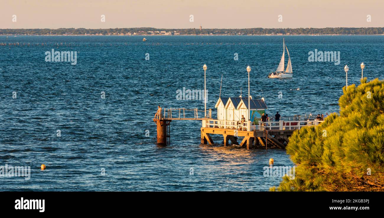 Angler auf der Anlegestelle in Arcachon, Segelboot, Bucht von Arcachon, Aquitanien, New Aquitaine, Frankreich, Europa Stockfoto