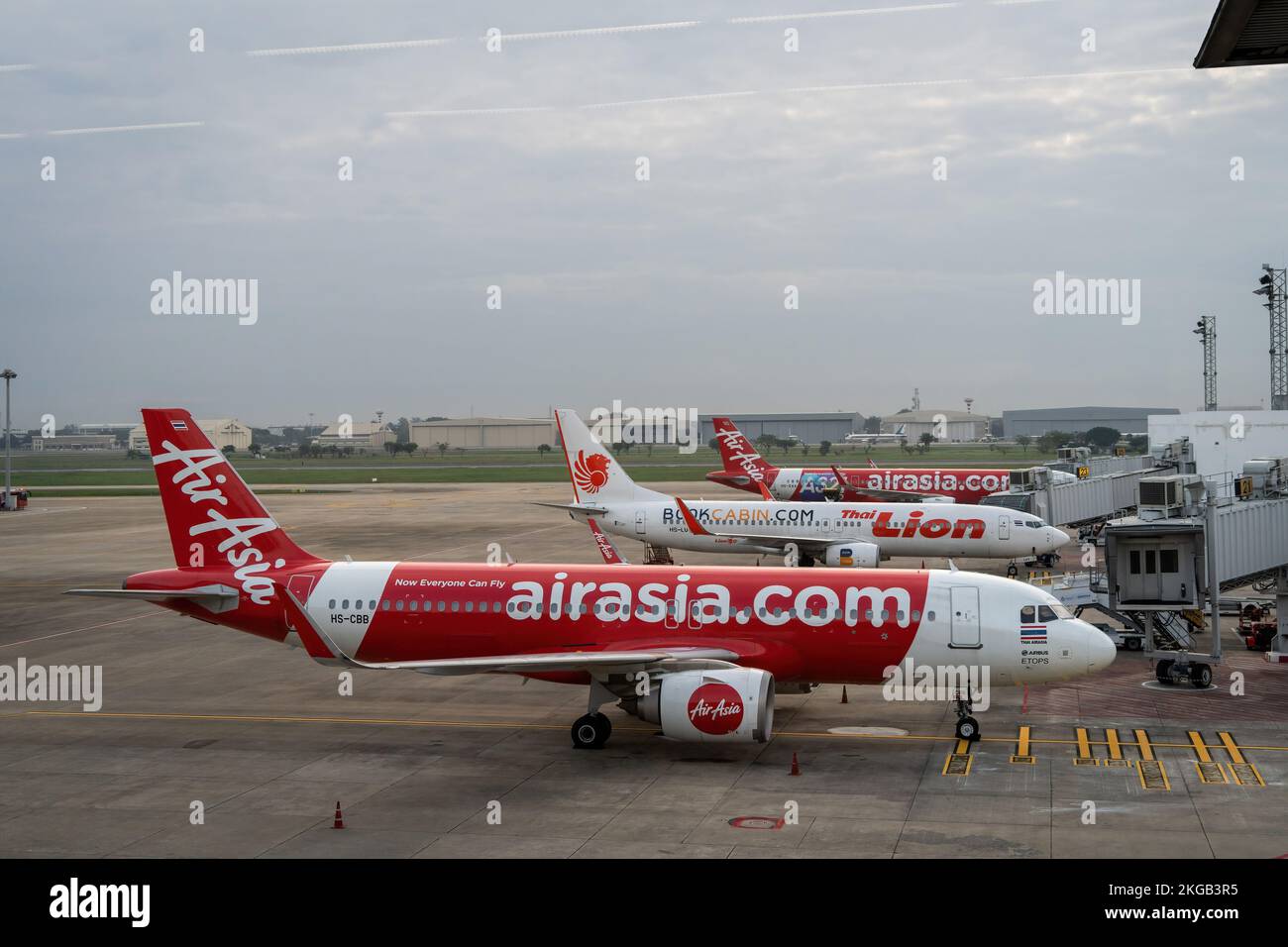 Bangkok, Thailand. 23.. November 2022. Die gewerblichen Passagierflugzeuge Thai Air Asia (FD) und Thai Lion Airbus A320-200 werden am internationalen Abflugterminal am Don Mueang International Airport (DMK) in Bangkok geparkt gesehen. Die internationale Reise in Thailand nimmt wieder zu, da ausländische Touristen schnell auf das Niveau vor der Pandemie ankommen, was erheblich zur Erholung der tourismusabhängigen Wirtschaft beiträgt. (Foto: Matt Hunt/SOPA Images/Sipa USA) Guthaben: SIPA USA/Alamy Live News Stockfoto
