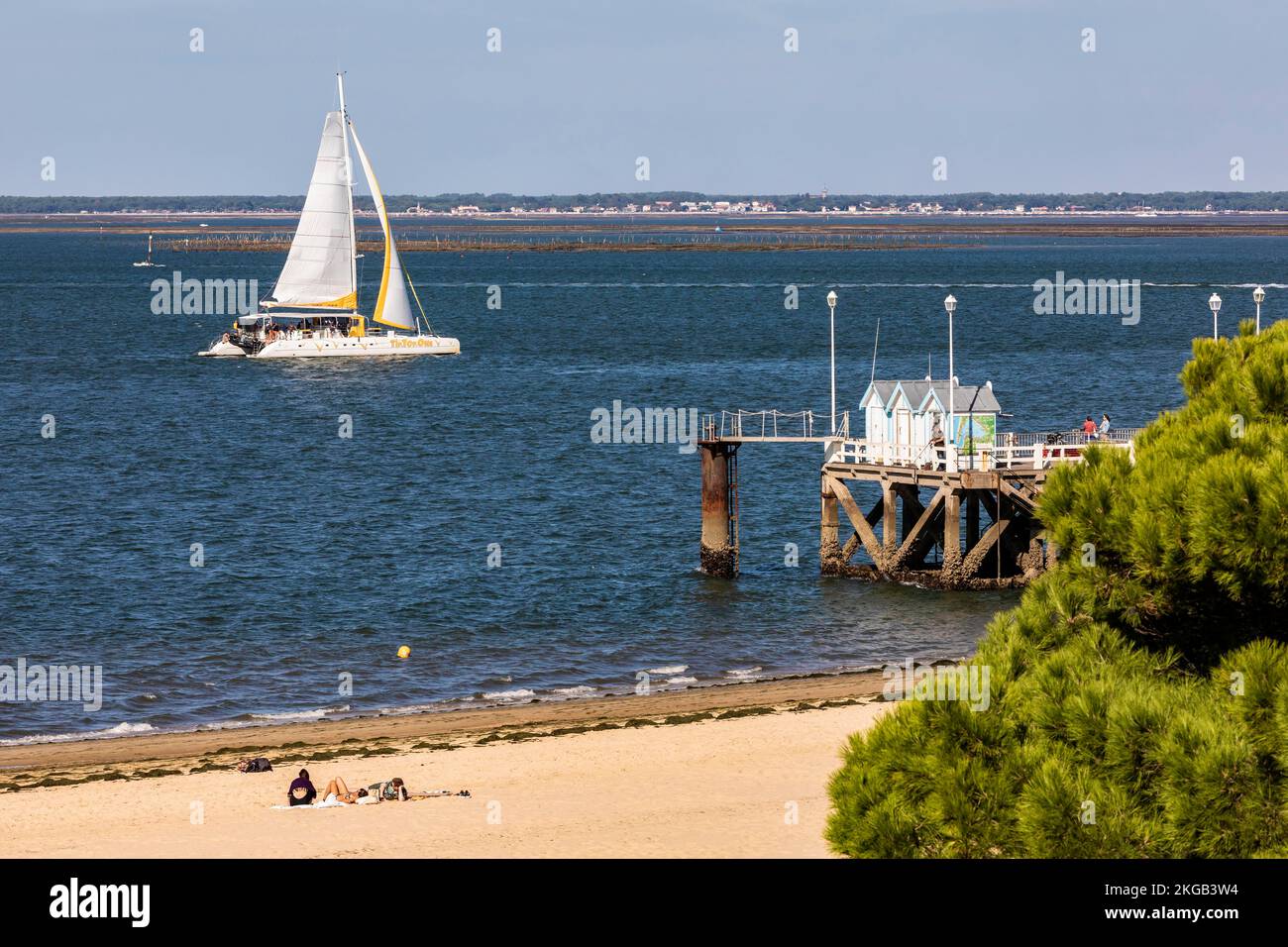 Segelboot vor Anlegestelle und Strand in Arcachon, Bay of Arcachon, Aquitaine, New Aquitaine, Frankreich, Europa Stockfoto