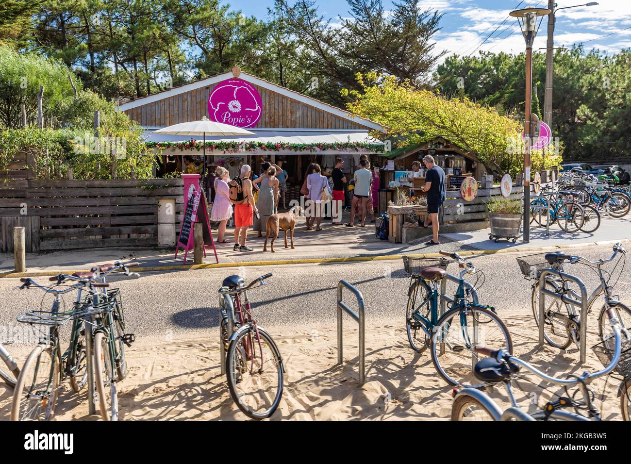 Fahrräder und die Popies-Modeboutique in Cap Ferret, Lège-Cap-Ferret, Aquitaine, New Aquitaine, Frankreich, Europa Stockfoto