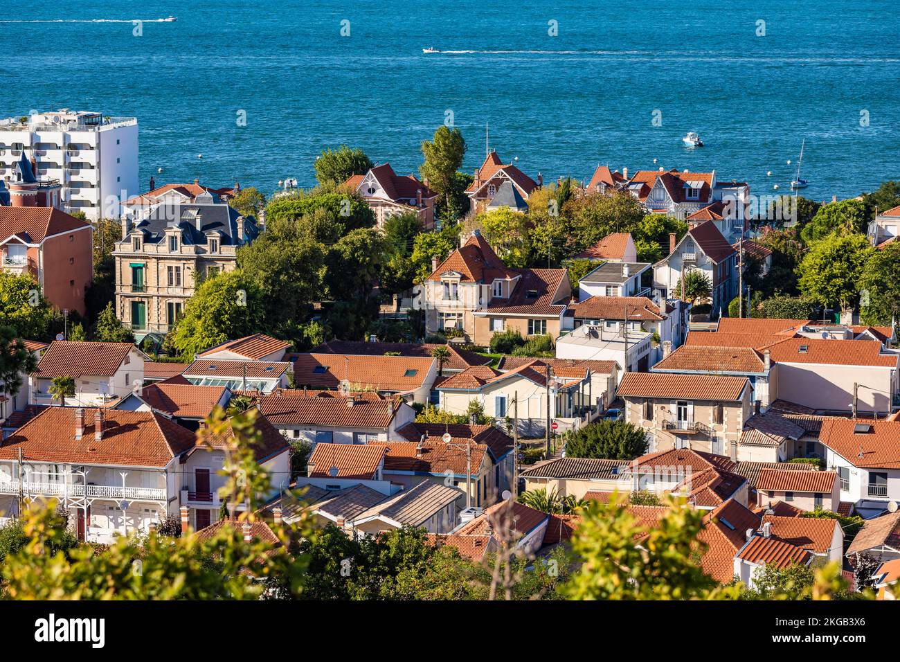 Blick über Wohnhäuser und die Bucht von Arcachon, Arcachon, Aquitanien, Neu-Aquitanien, Frankreich, Europa Stockfoto