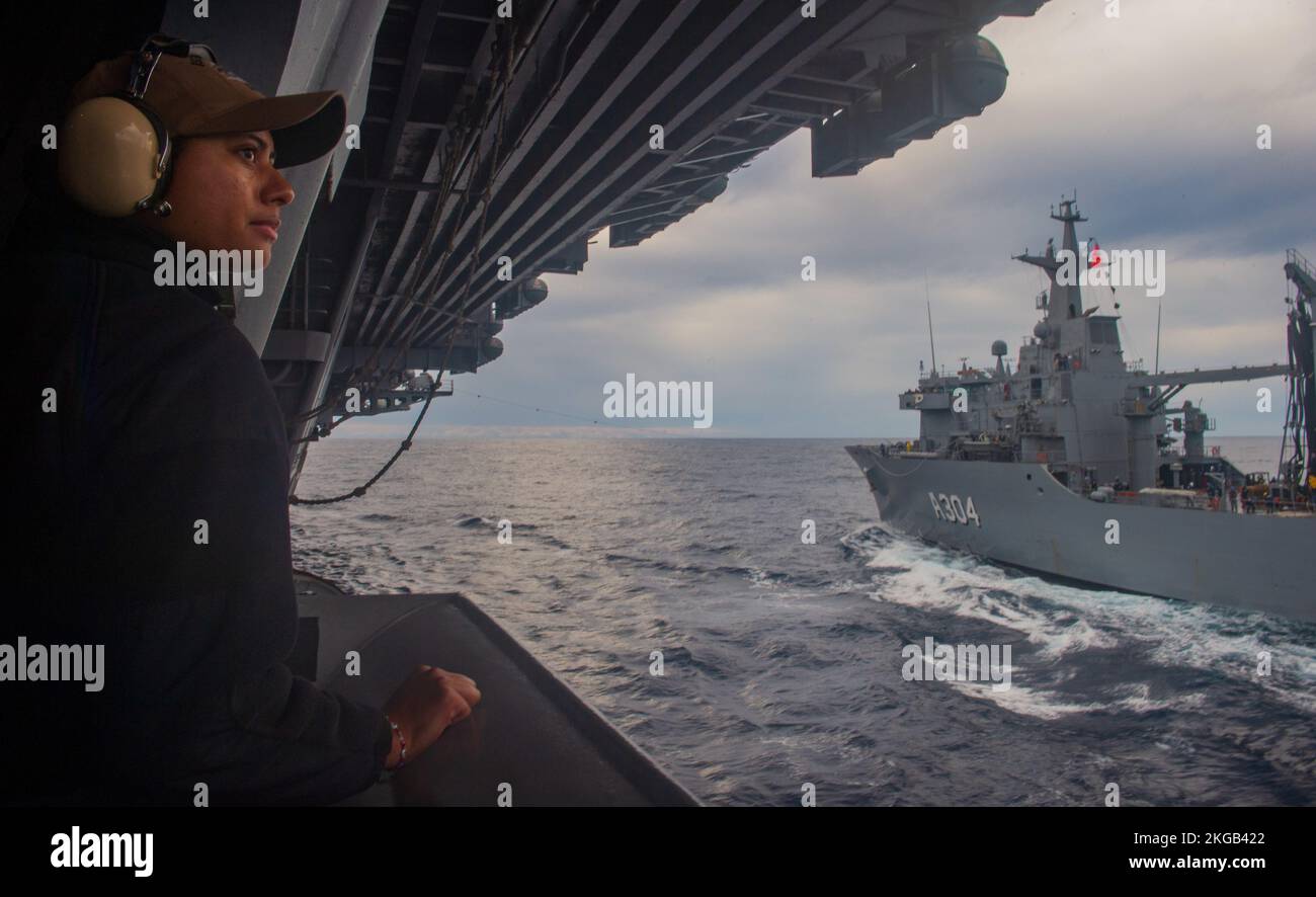 221120-N-JO823-1120 PHILIPPINE SEA (20. Nov. 2022) Yeoman Seaman Jennifer Flores aus San Diego sieht einem Telefonsprecher an Bord der USA zu Der einzige vorwärtsgesetzte Flugzeugträger der Navy, USS Ronald Reagan (CVN 76), während einer Betankung auf See mit dem Versorgungsschiff der Royal Australian Navy, HMAS stalwart (A304), in der Philippinischen See, November 20. Die Kombination aus vertikaler Auffüllung, Betankung auf See und anschließender Auffüllung ist das erste Mal, dass diese Klasse von Royal Australian Navy Supply Ship ein US-amerikanisches Schiff nachgeliefert hat Flugzeugträger der Marine während des Betriebs auf See. Ronald Reagan, das Flaggschiff der Carrier Street Stockfoto