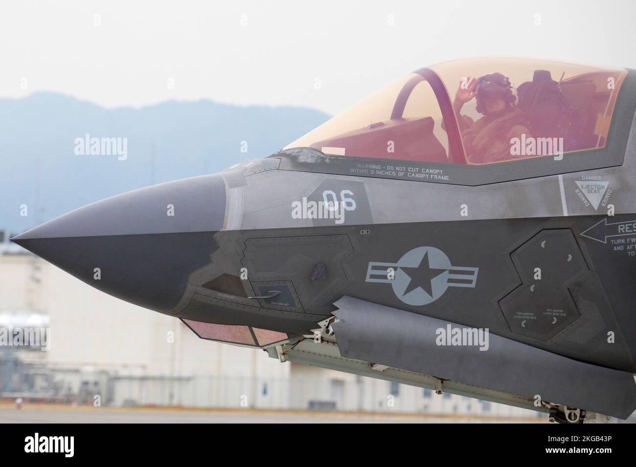 USA Jorge Couto, ein Pilot des Marine Corps Attack Squadron (VMFA) 242, winkt aus dem Cockpit eines F-35B Lightning II Flugzeugs in der Marine Corps Air Station Iwakuni, Japan, 17. November 2022. USA Marines mit VMFA-242 führen routinemäßige Flugoperationen durch, um ihre Fähigkeiten zu erhöhen und die Kampfbereitschaft der Staffel zu verbessern, um die regionale Sicherheit und Stabilität im Indo-Pazifik zu gewährleisten. (USA Marinekorps Foto von CPL. Tyler Harmon) Stockfoto