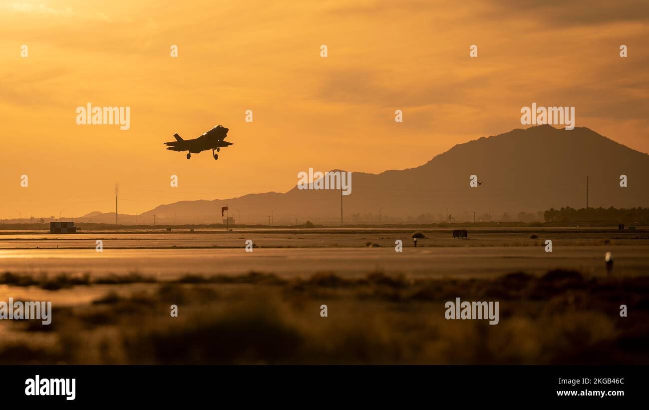 Ein F-35 Lightning II-Flugzeug bereitet sich auf die Landung vor, am 17. November 2022, auf dem Luftwaffenstützpunkt Luke, Arizona. Luke AFB beherbergt den 56. Fighter Wing, der jährlich 400 Piloten ausbildet und abschließt. (USA Air Force Foto von Senior Airman Noah D. Coger) Stockfoto