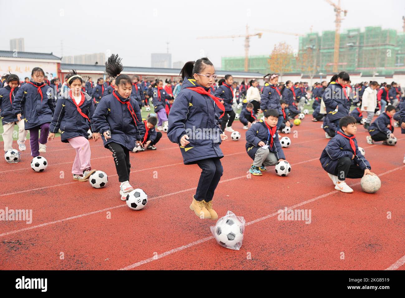 LIANYUNGANG, CHINA - 23. NOVEMBER 2022 - Grundschulschüler üben während einer Pause in Lianyungang City, Ostchina's J. Stockfoto