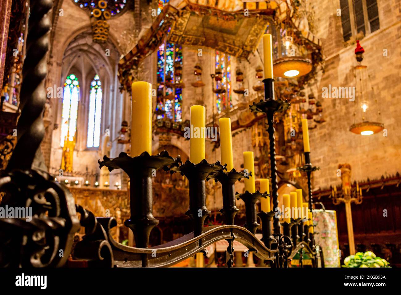 Eine Reihe von Kerzen steht im Inneren der Kathedrale von Palma, der römisch-katholischen Kathedrale in Spanien Stockfoto