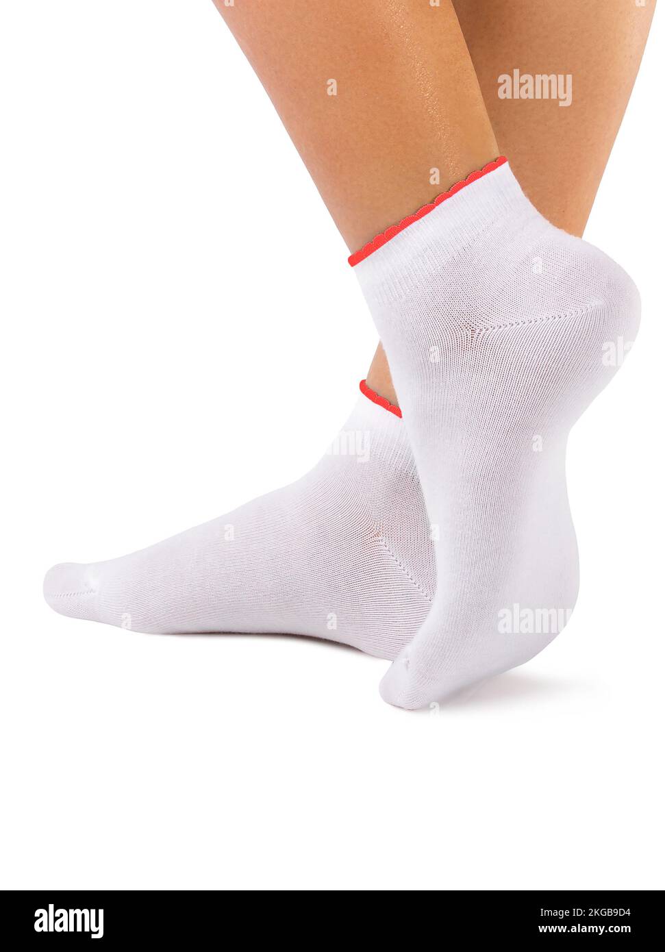 Seitenansicht eines wunderschönen Frauenfußes, gekleidet in neuen, schönen und weichen weißen Socken aus natürlichem Baumwollgewebe mit roten Kanten isoliert auf weißem Hintergrund. W Stockfoto